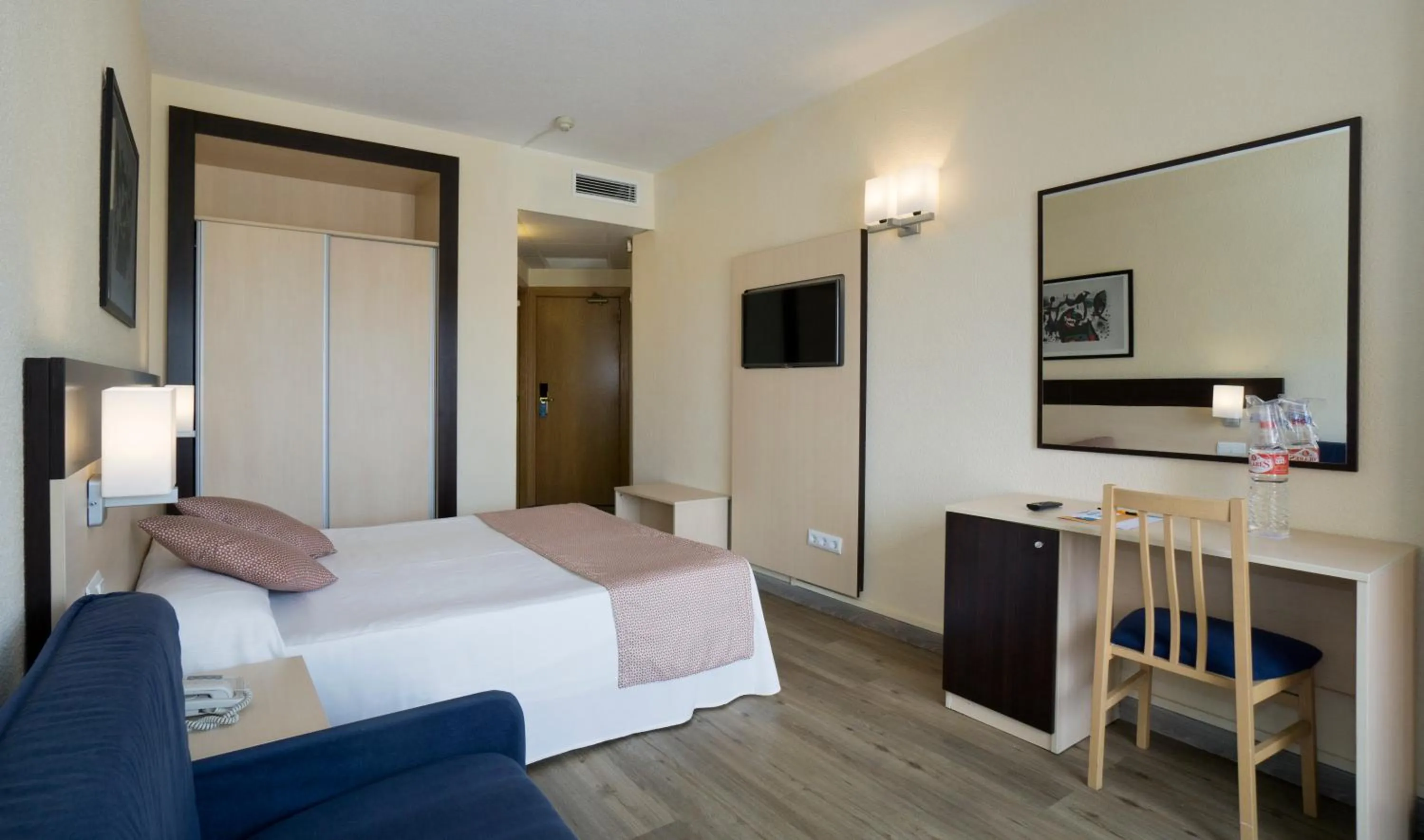 Photo of the whole room, Bed in Sandos Griego