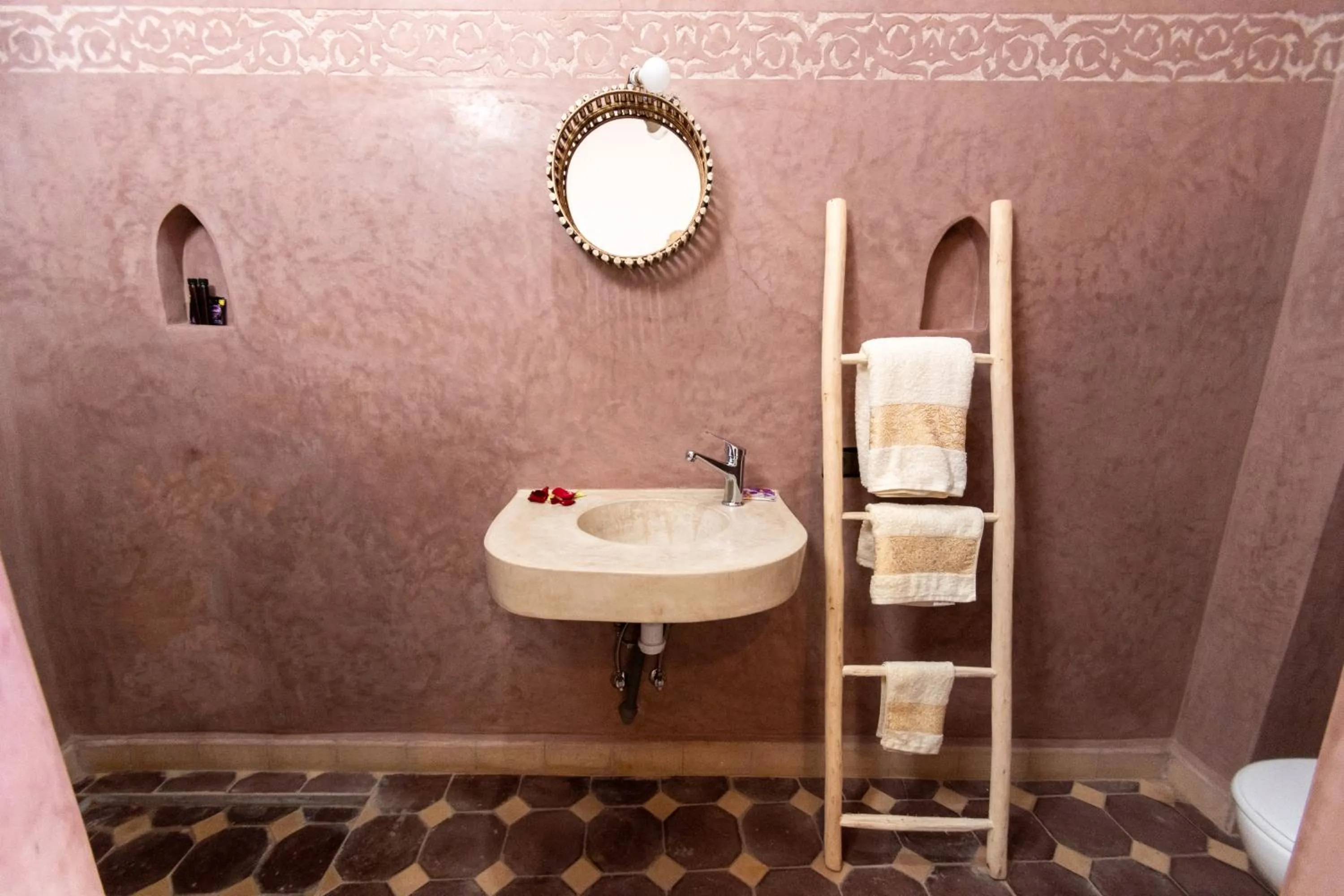 Shower in Riad Malayine