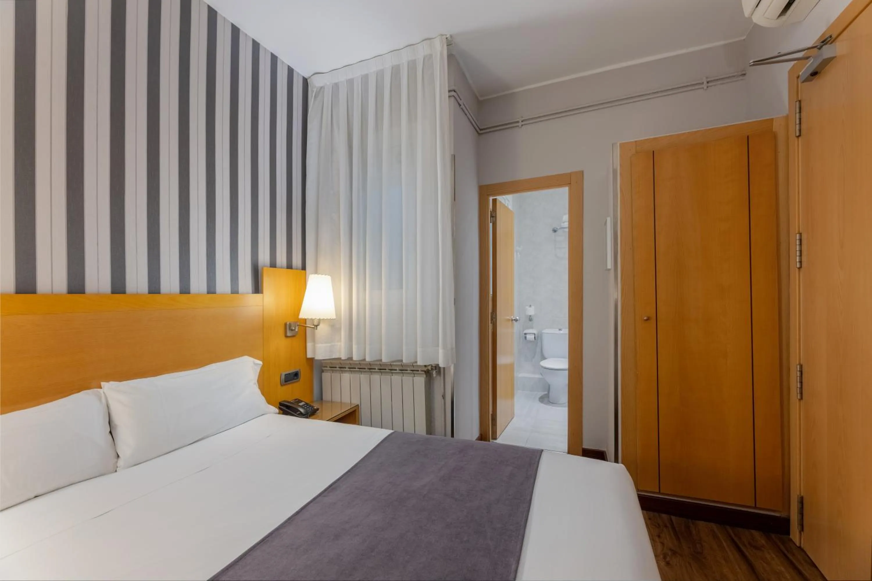 Photo of the whole room, Bed in Hotel Lyon