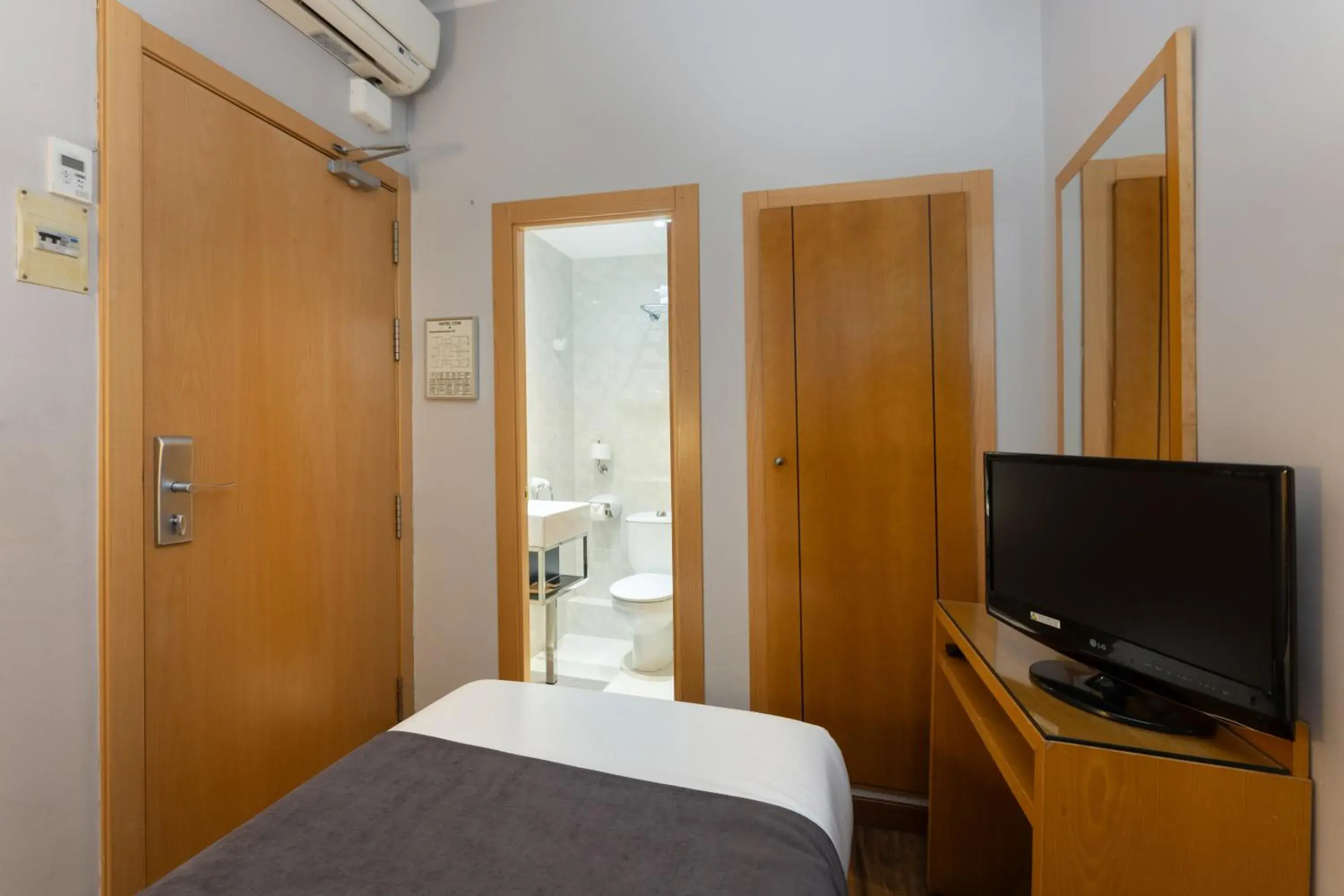 Bed in Hotel Lyon Bed in Hotel Lyon