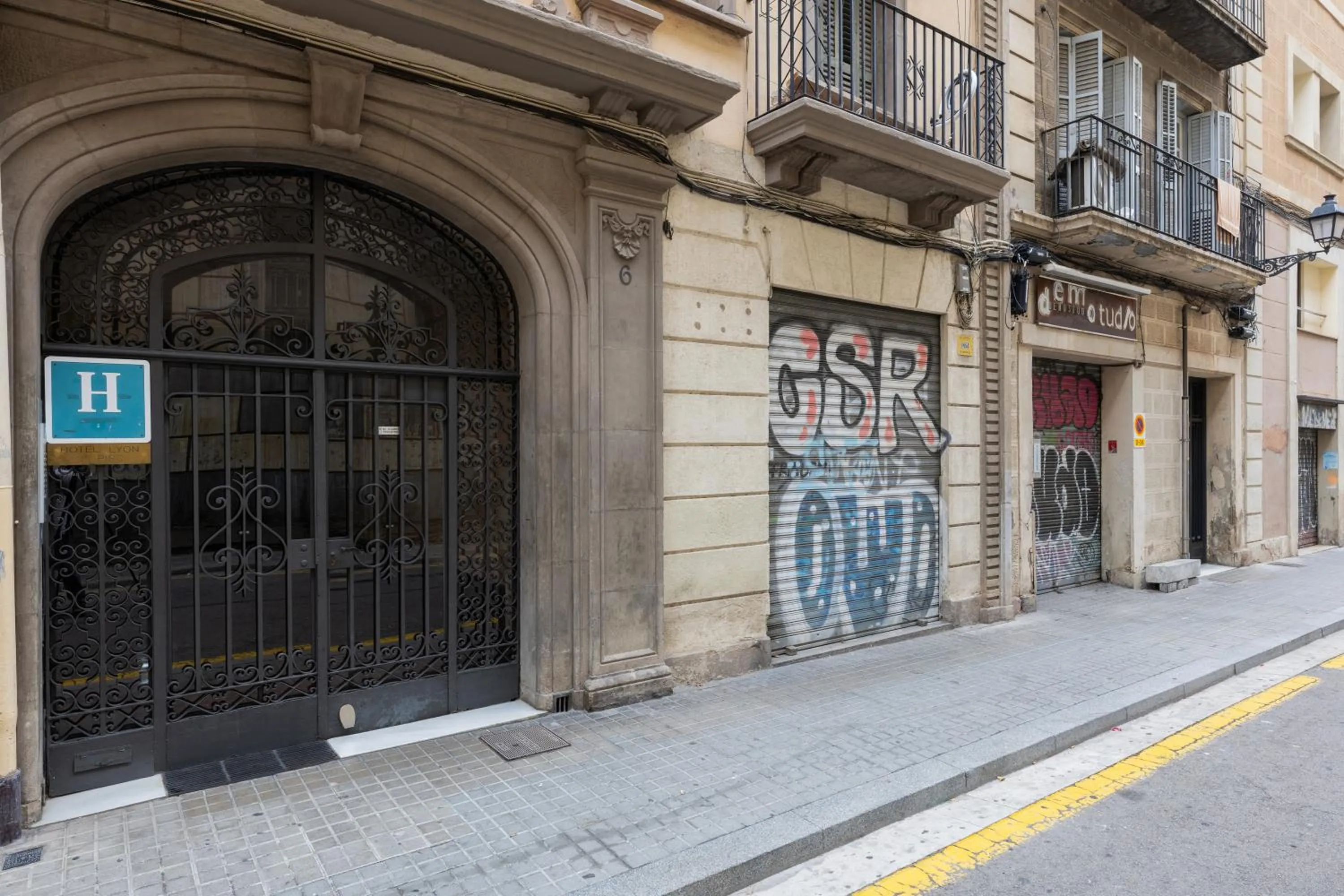 Facade/entrance in Hotel Lyon