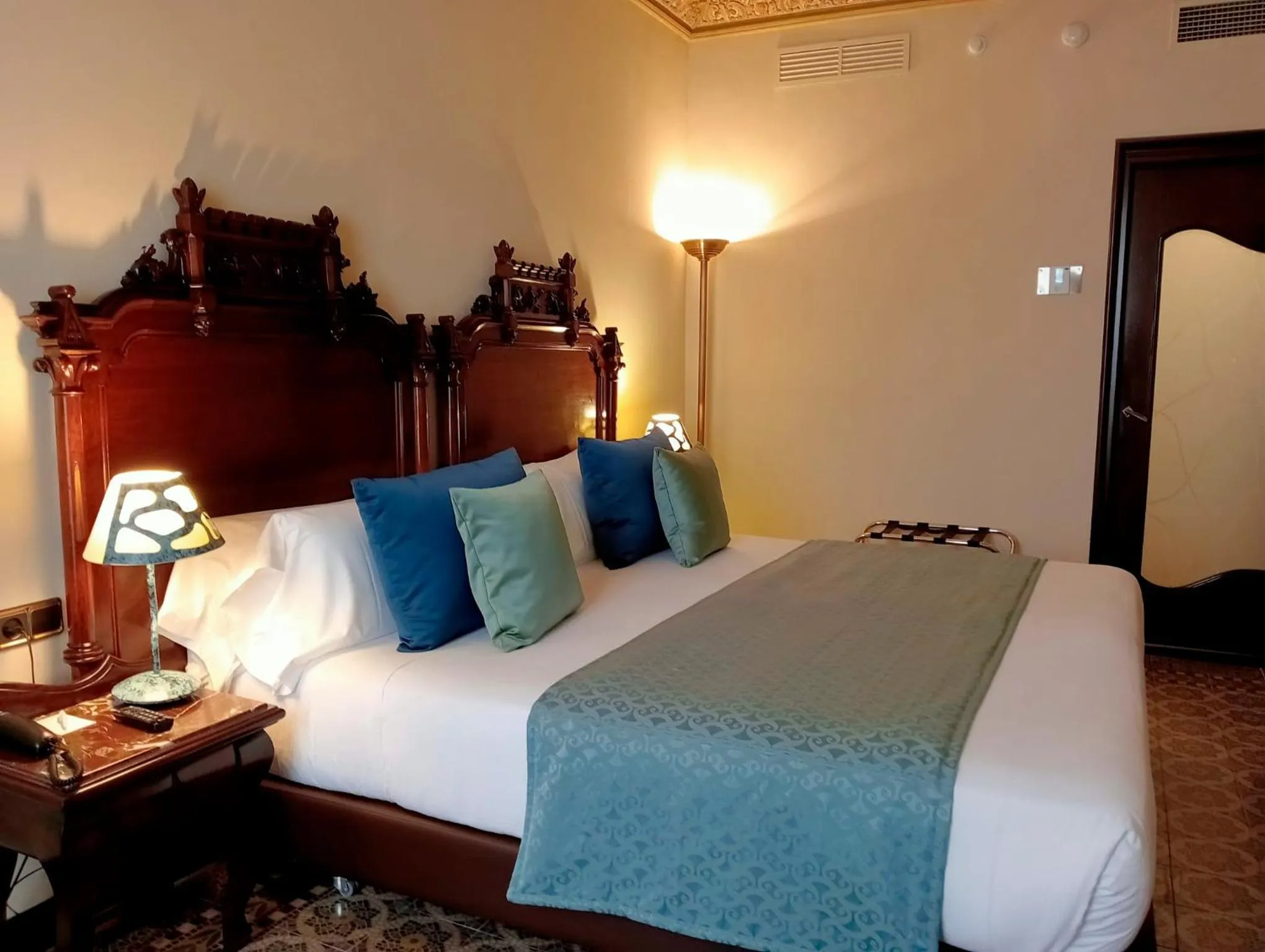 Toilet, Bed in Hotel Rialto