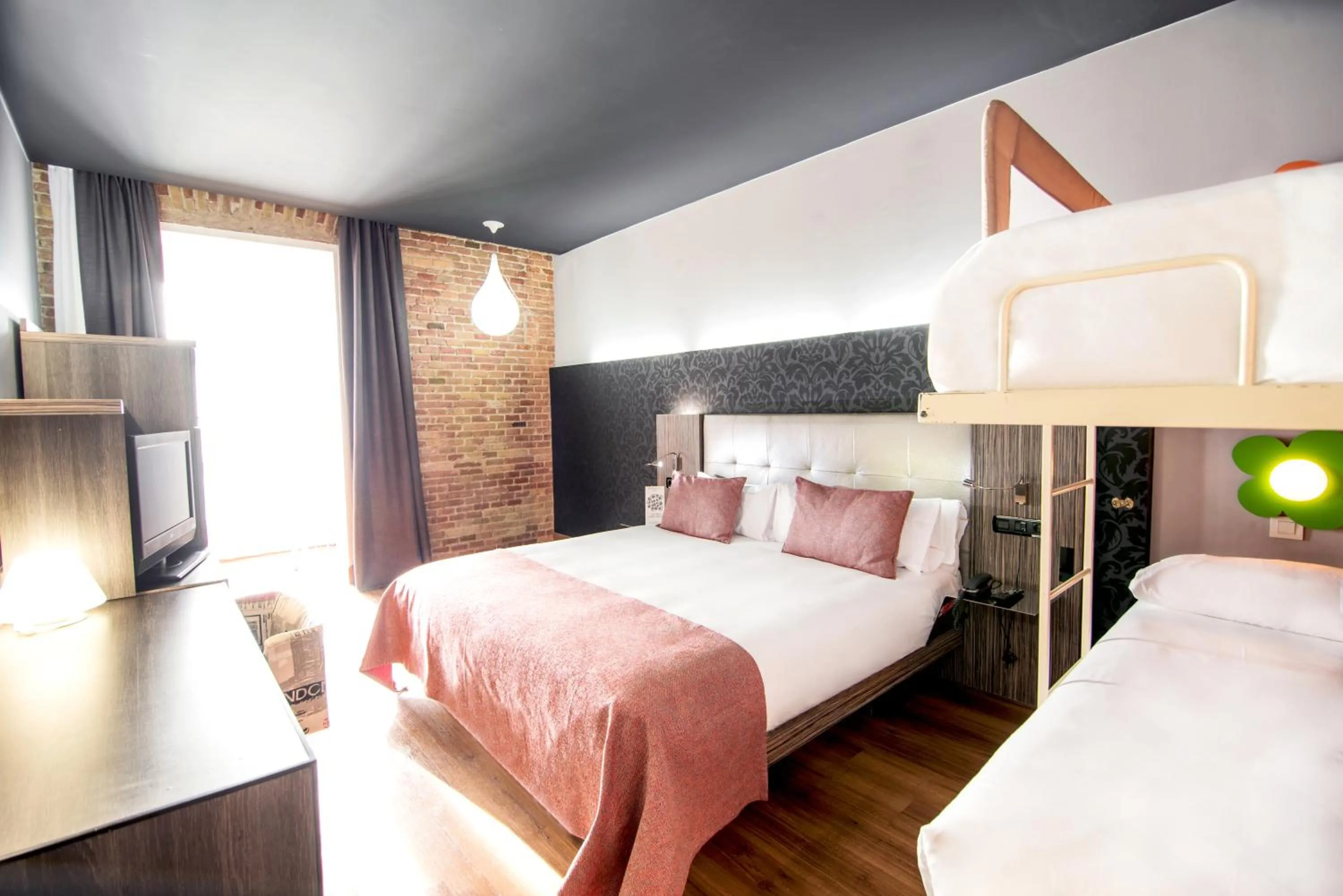 Bedroom, Bed in Petit Palace Museum