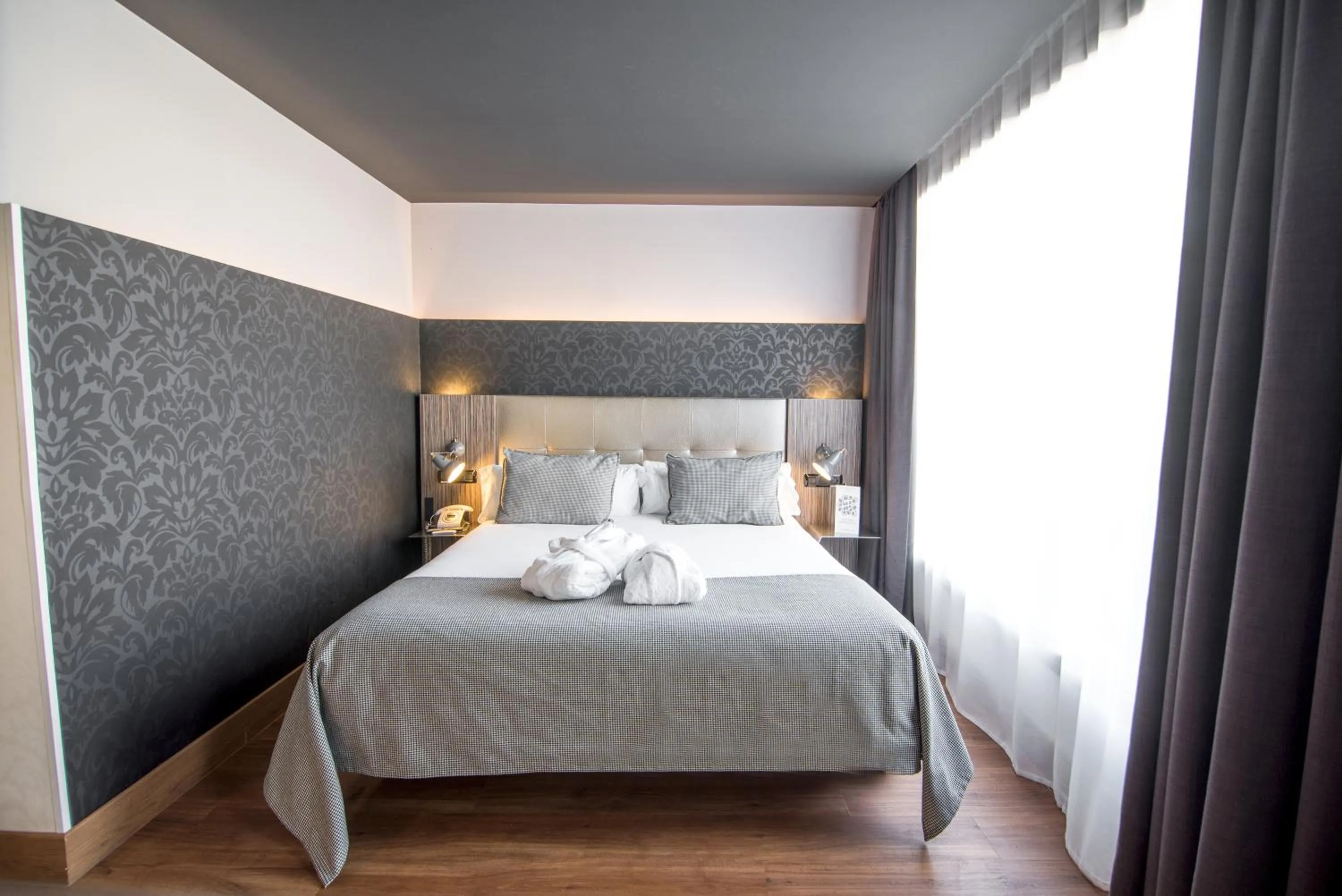 Bedroom, Bed in Petit Palace Museum