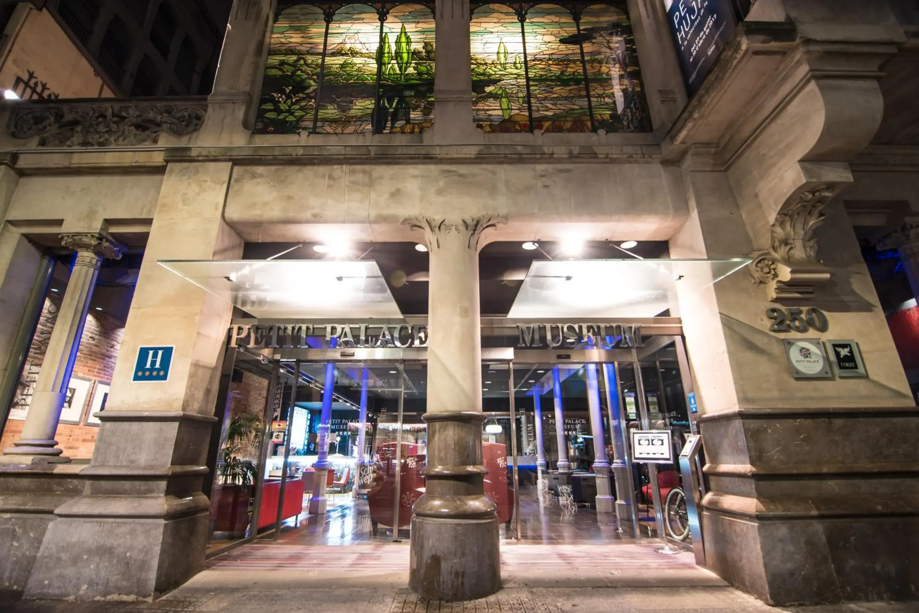 Facade/entrance in Petit Palace Museum Facade/entrance in Petit Palace Museum