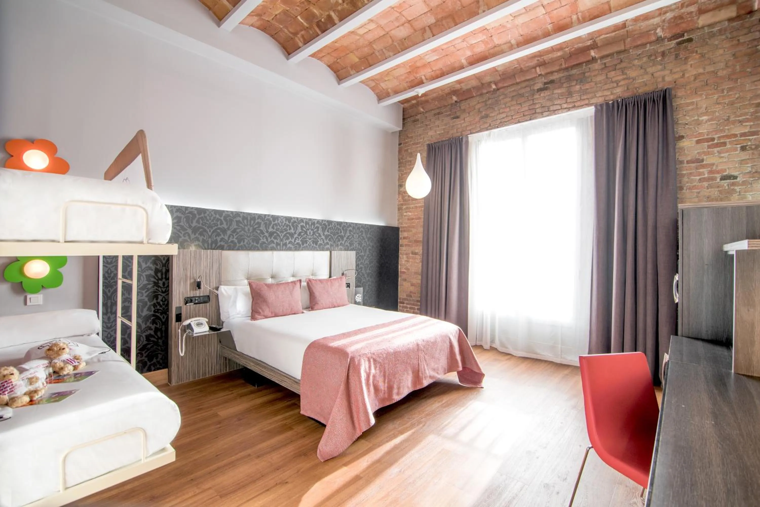 Bedroom, Bed in Petit Palace Museum