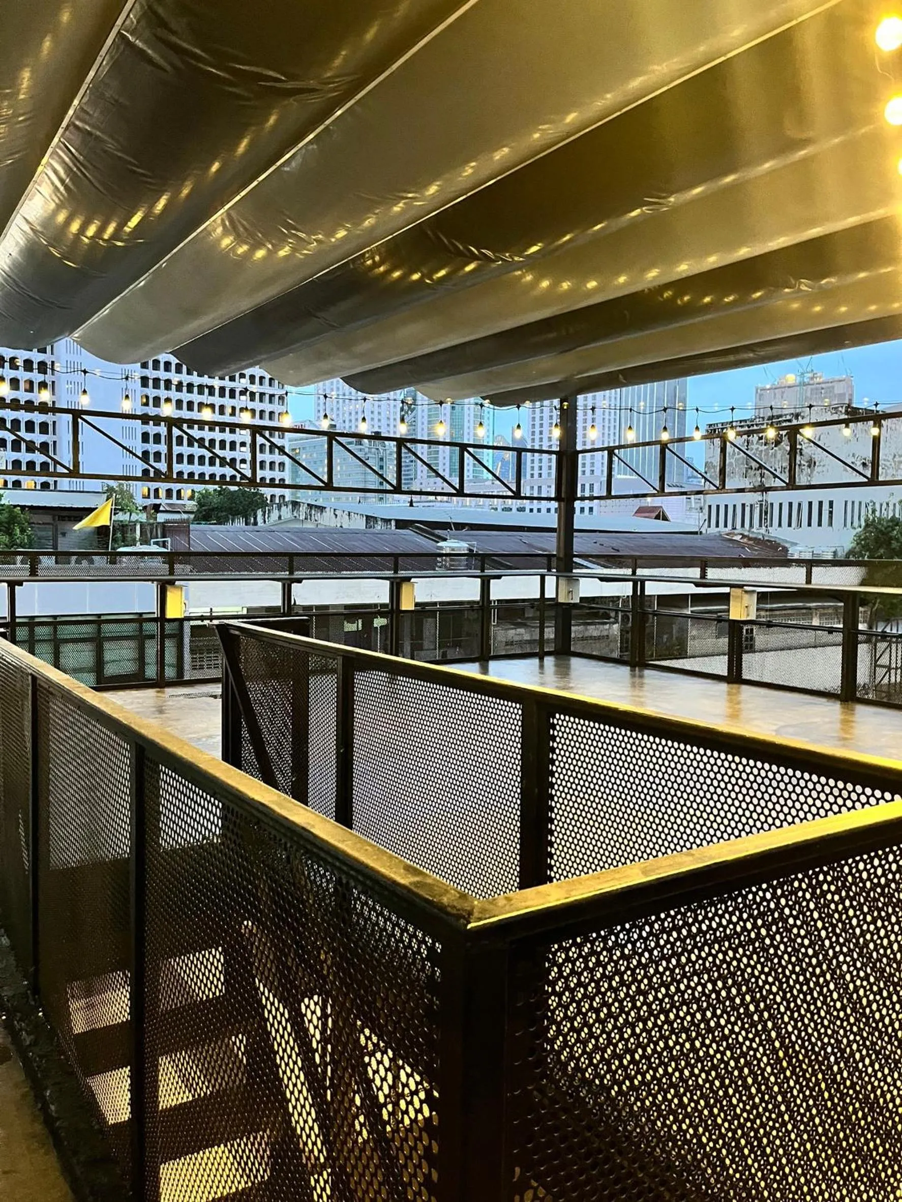 Restaurant/places to eat in Aowmana Hotel