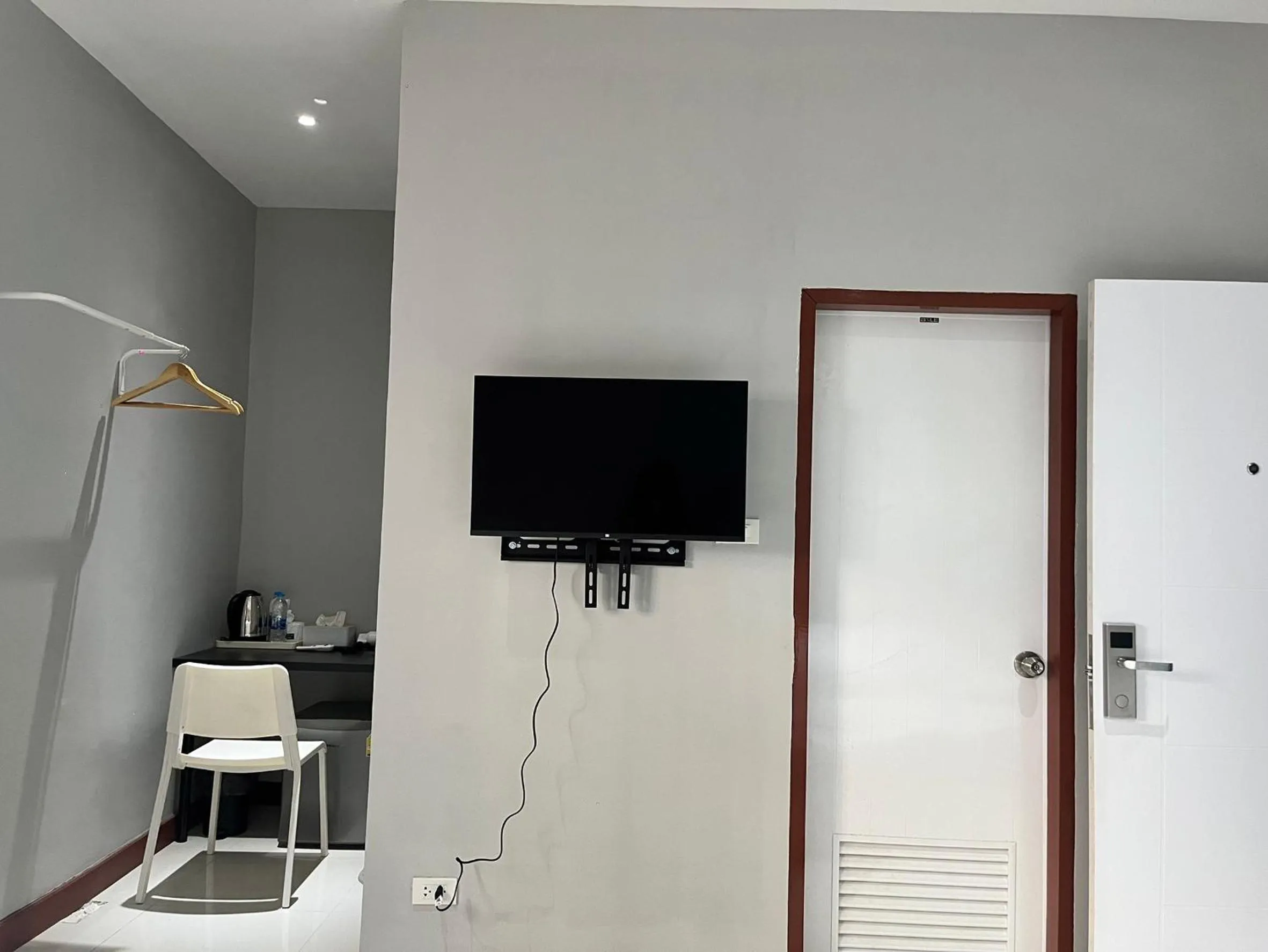 Communal lounge/ TV room in Aowmana Hotel