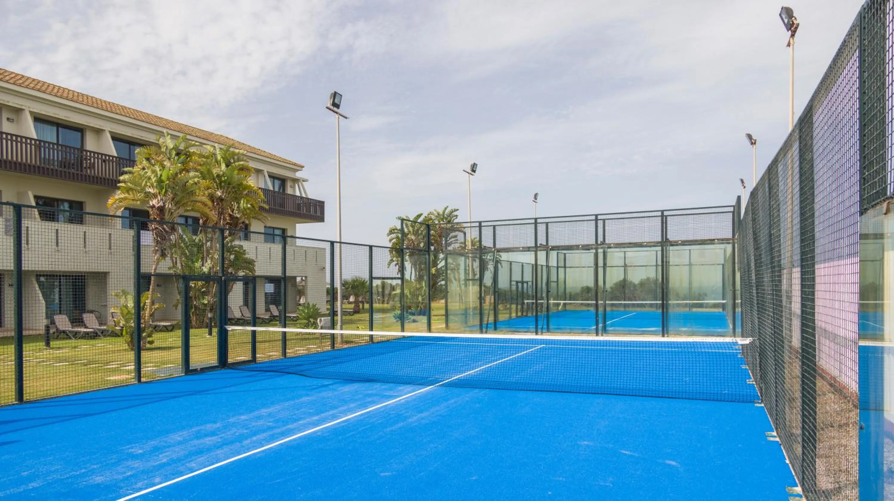 Tennis court in Ilunion Calas de Conil