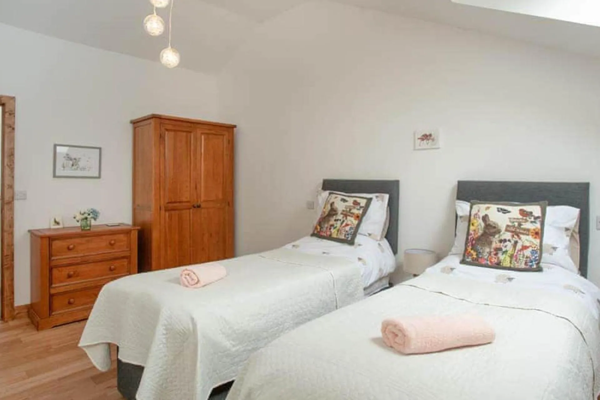 Bed in 2 Bed Cottage - Hot Tub Garden Parking