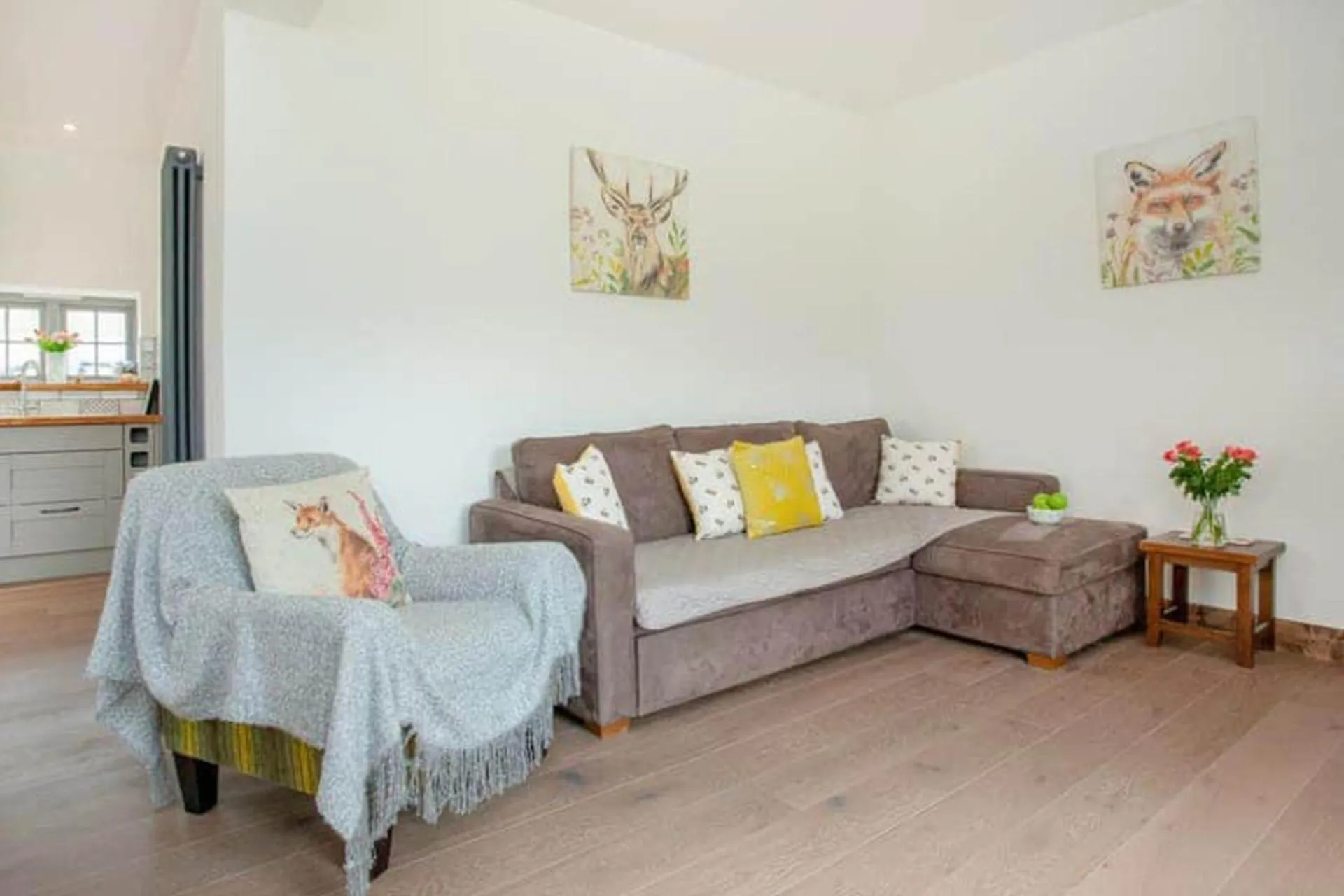 Bed in 2 Bed Cottage - Hot Tub Garden Parking