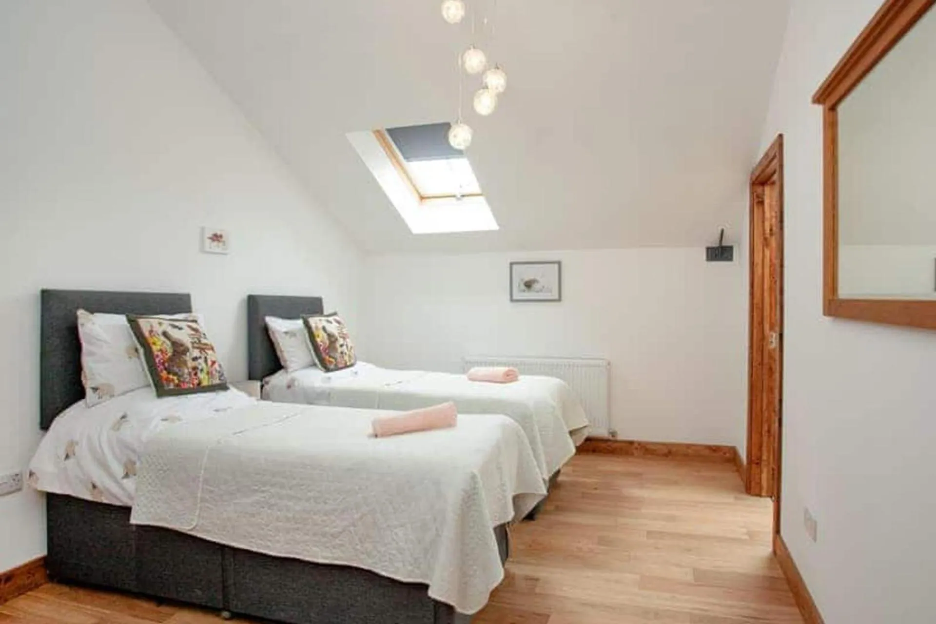 Bed in 2 Bed Cottage - Hot Tub Garden Parking