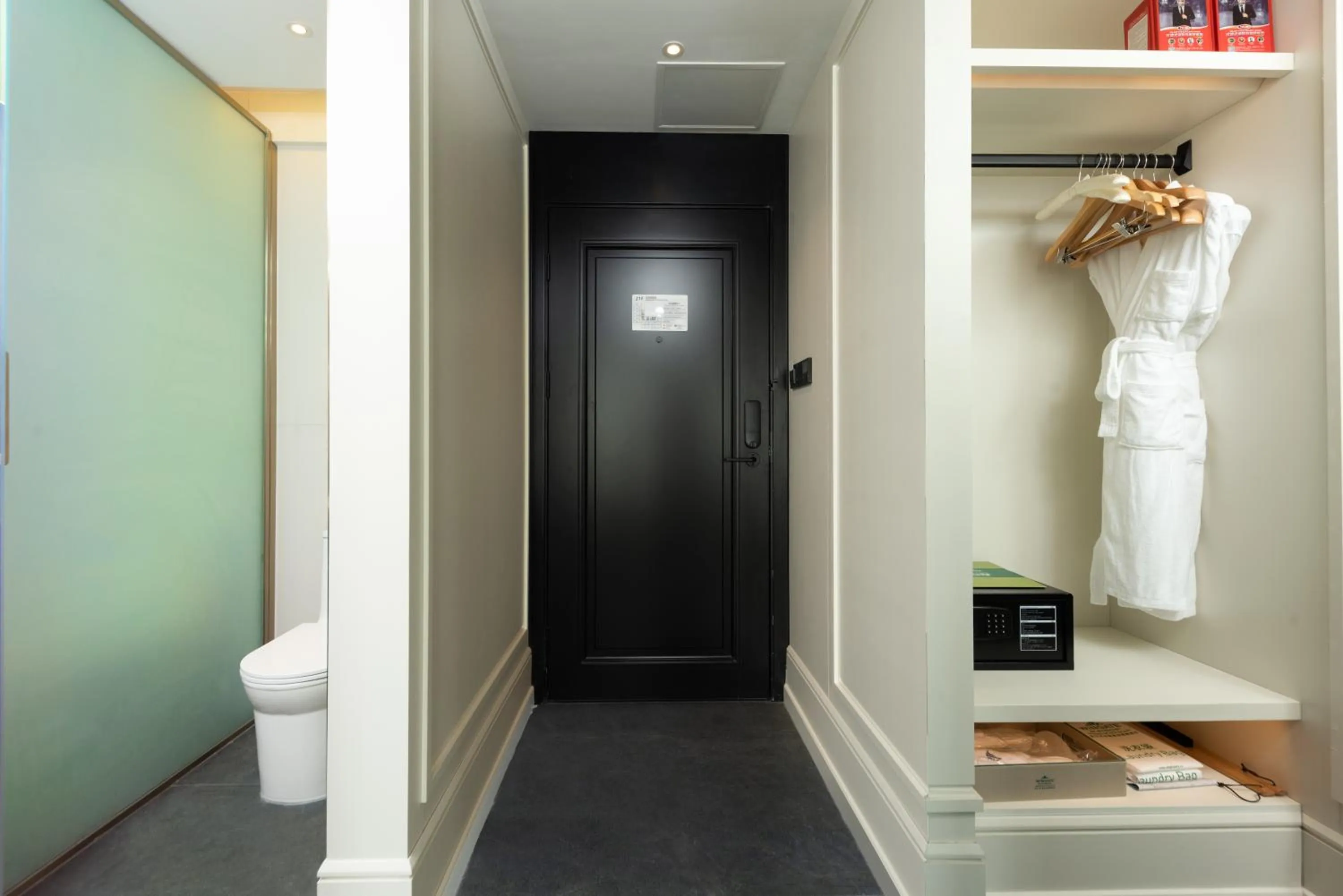 wardrobe in Wingate By Wyndham Wuhan Optics Valley