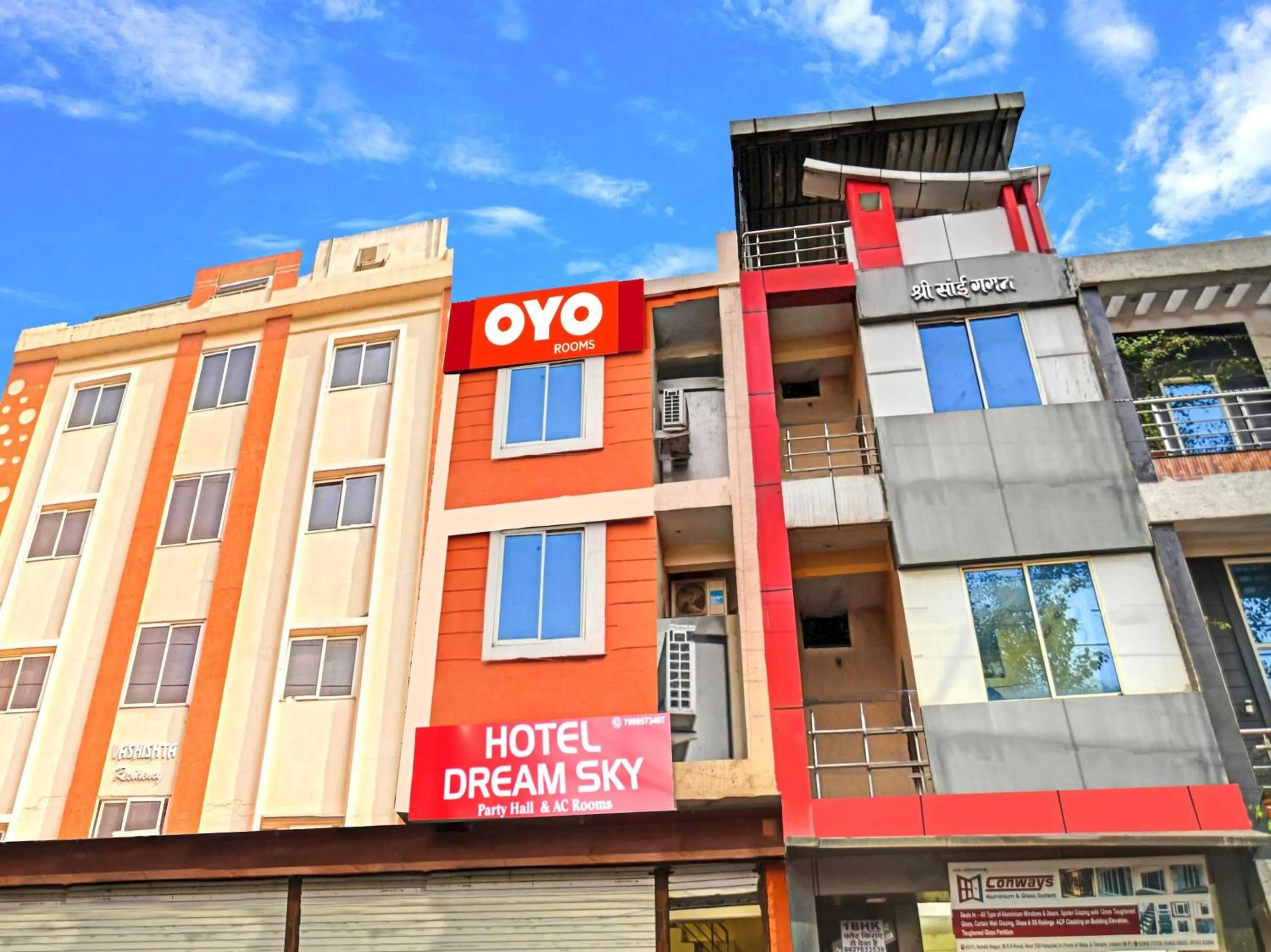 Facade/entrance in Hotel O Honey Palace In