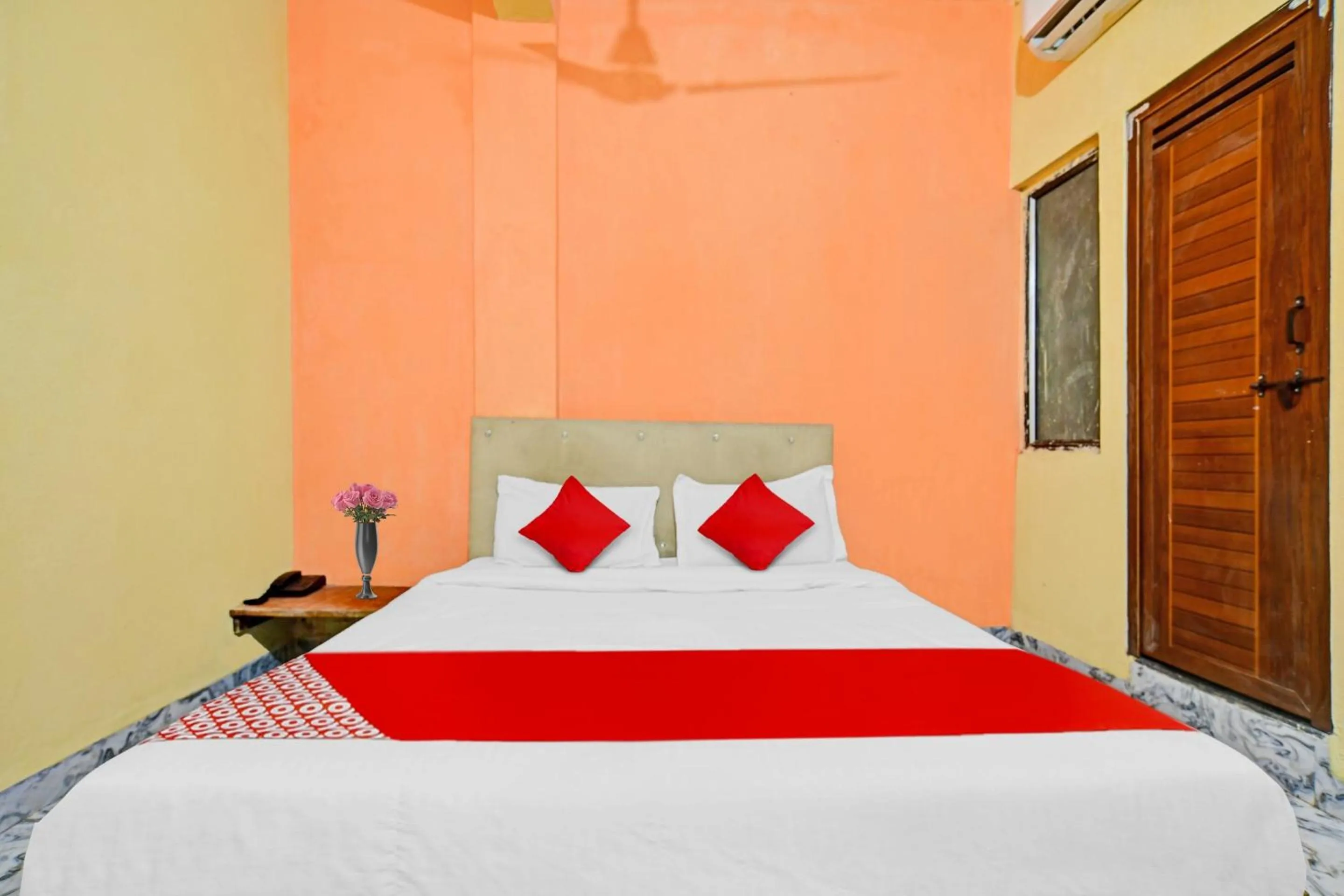 Bedroom, Bed in Hotel O Honey Palace In