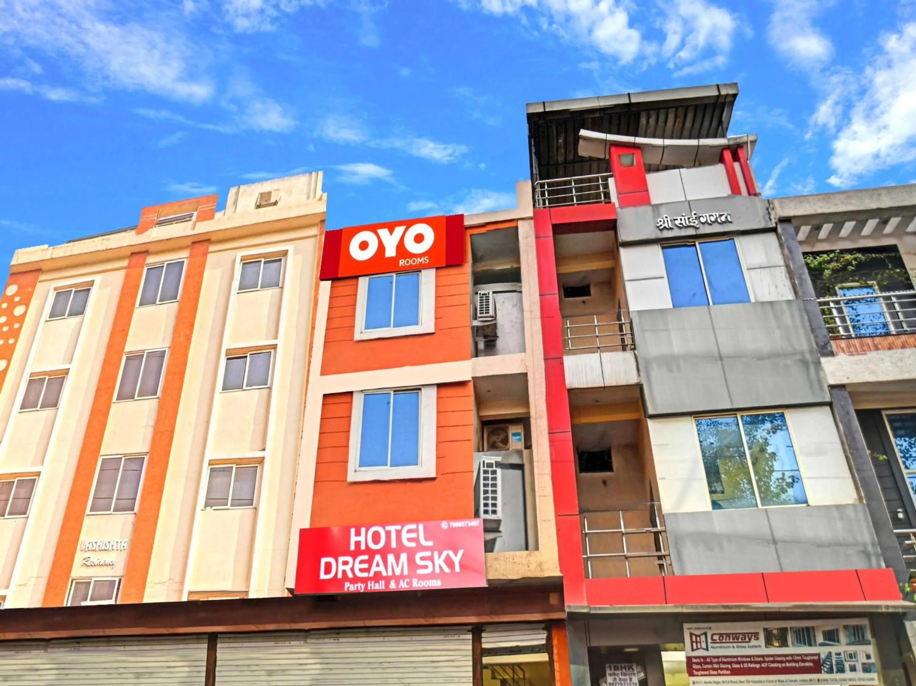 Facade/entrance in Hotel O Honey Palace In