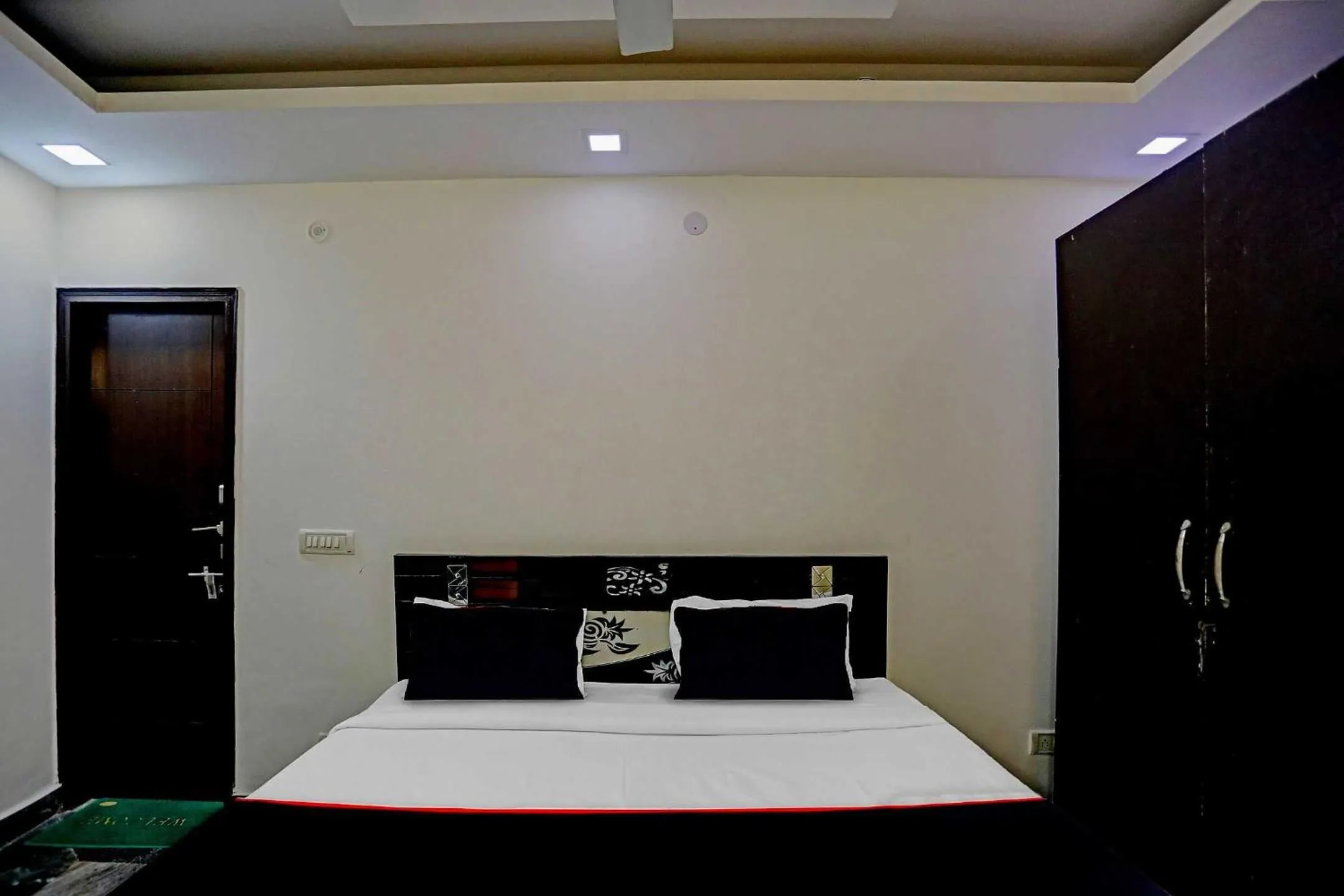 Bedroom, Bed in Collection O Nirvana Residency Near Lotus Temple
