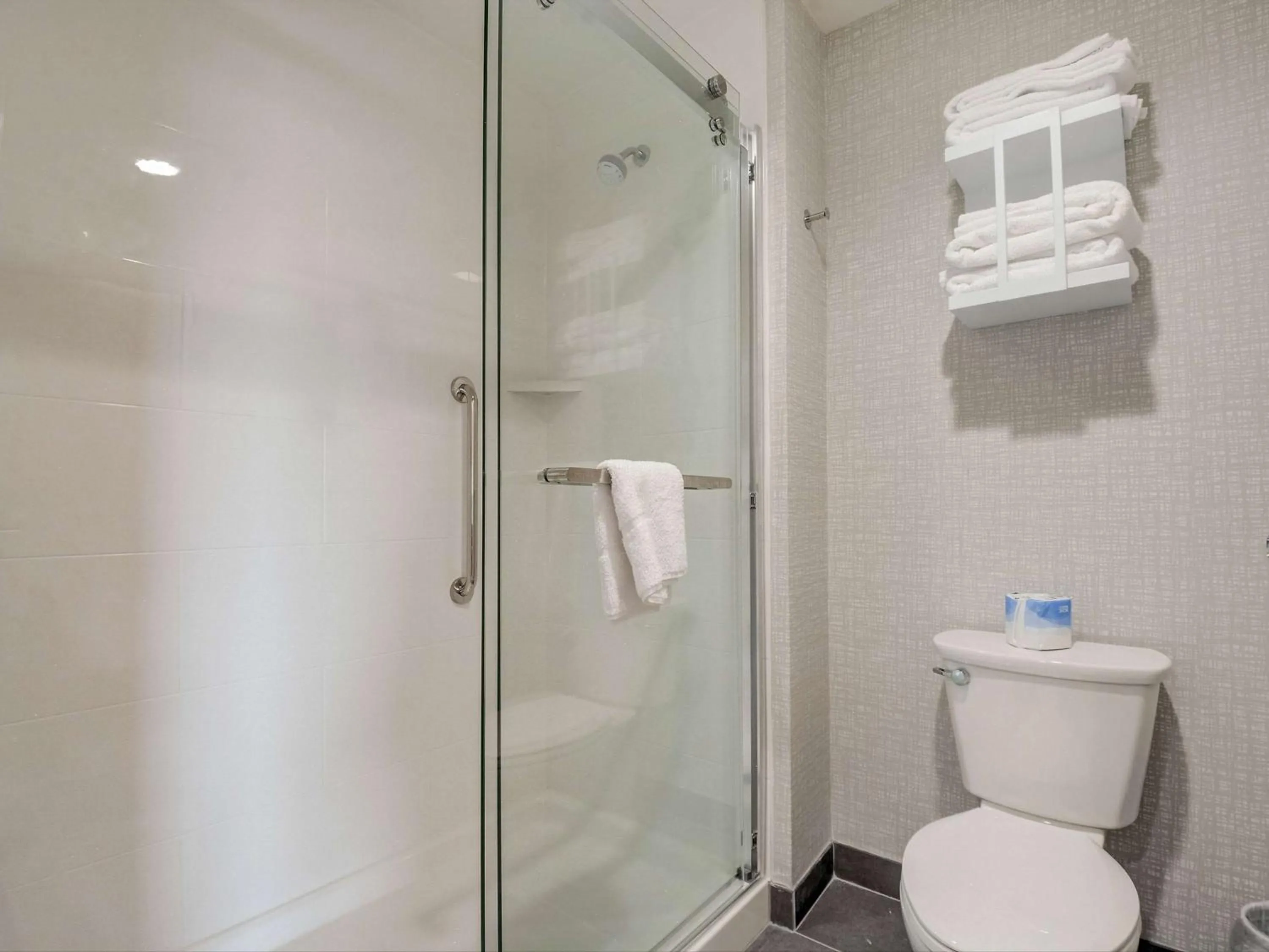 Bathroom in Hampton Inn & Suites Williamstown Ark Encounter, Ky