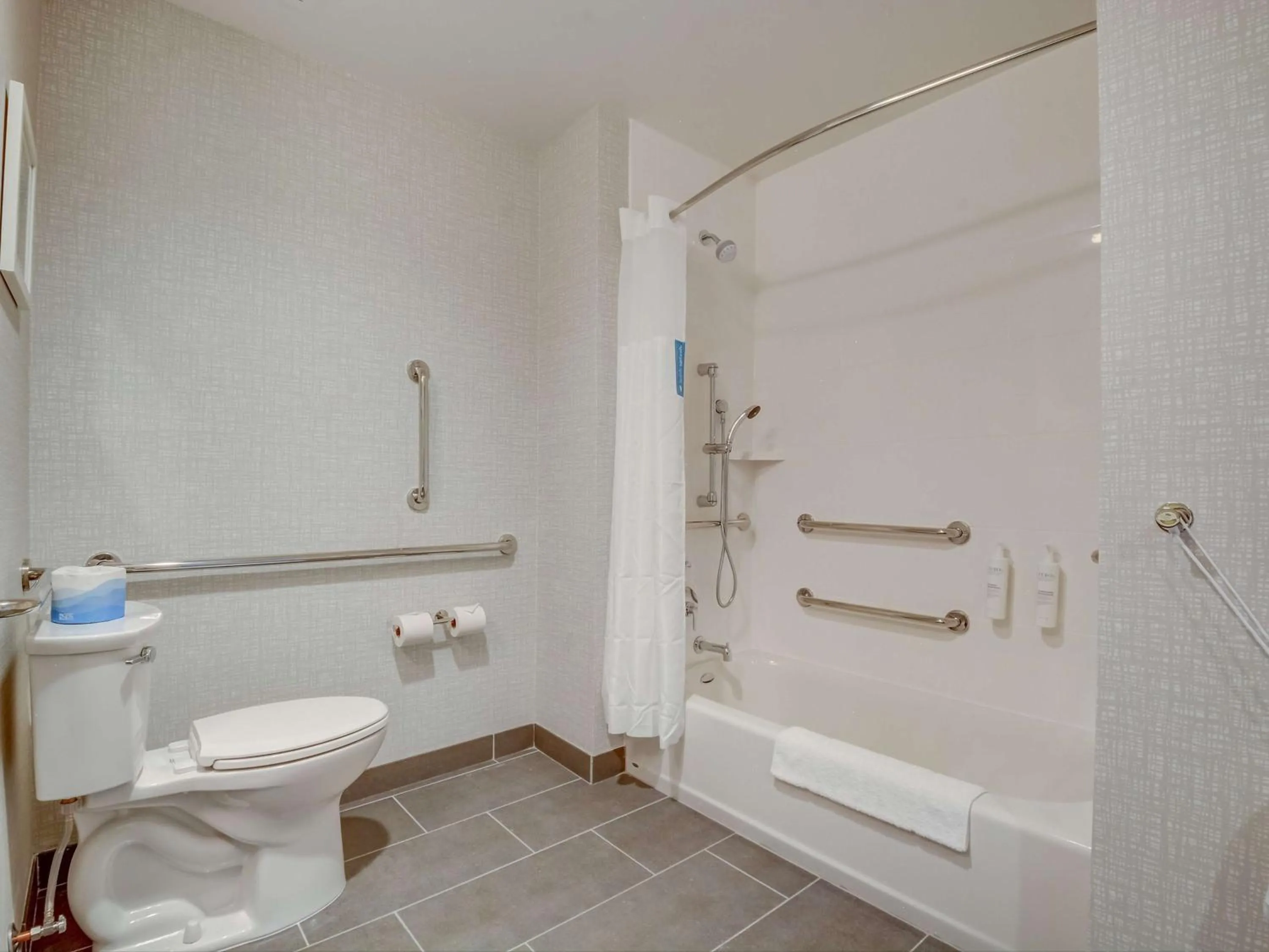 Bathroom in Hampton Inn & Suites Williamstown Ark Encounter, Ky