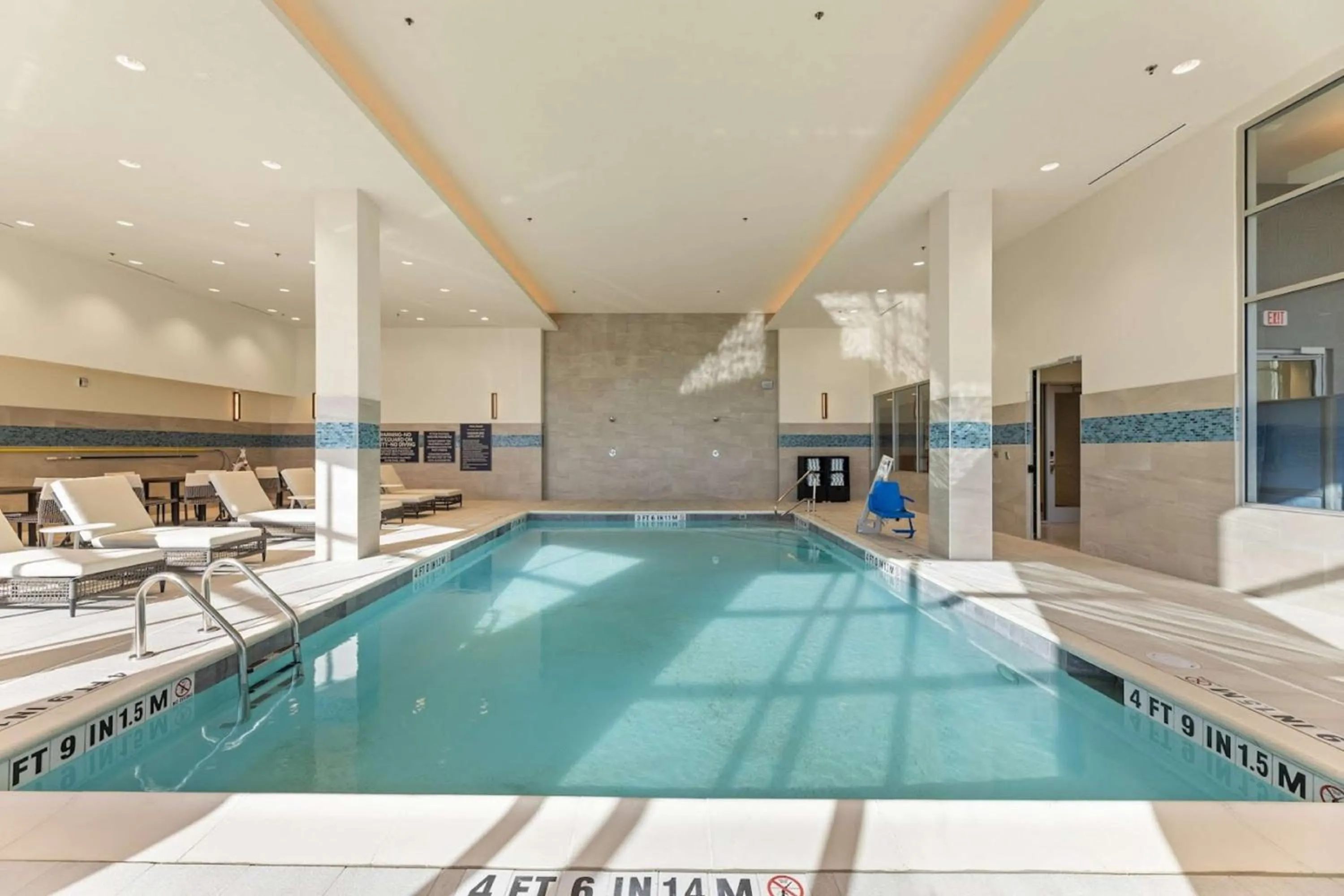 Swimming pool in Embassy Suites By Hilton Irving Las Colinas