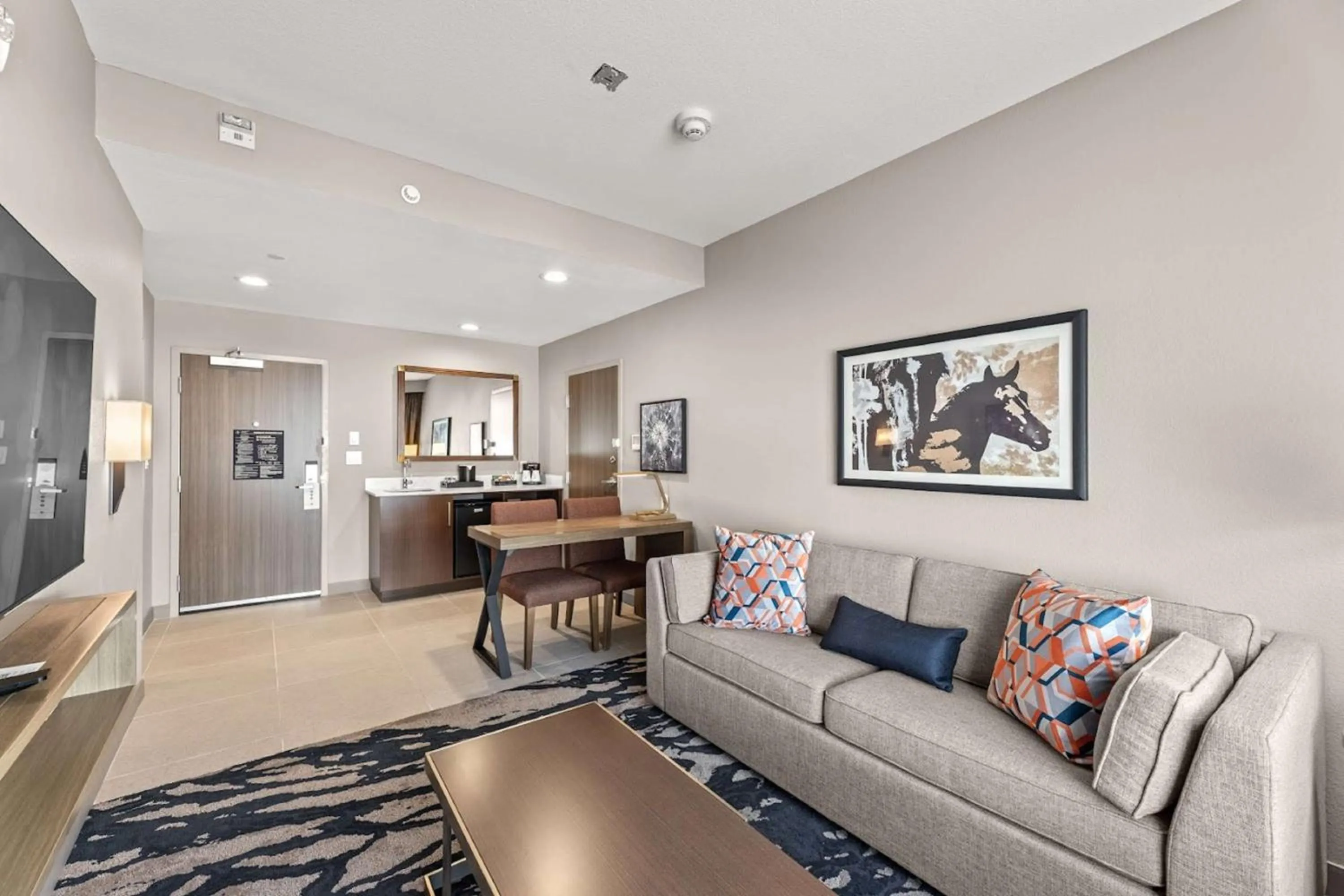 Living room in Embassy Suites By Hilton Irving Las Colinas