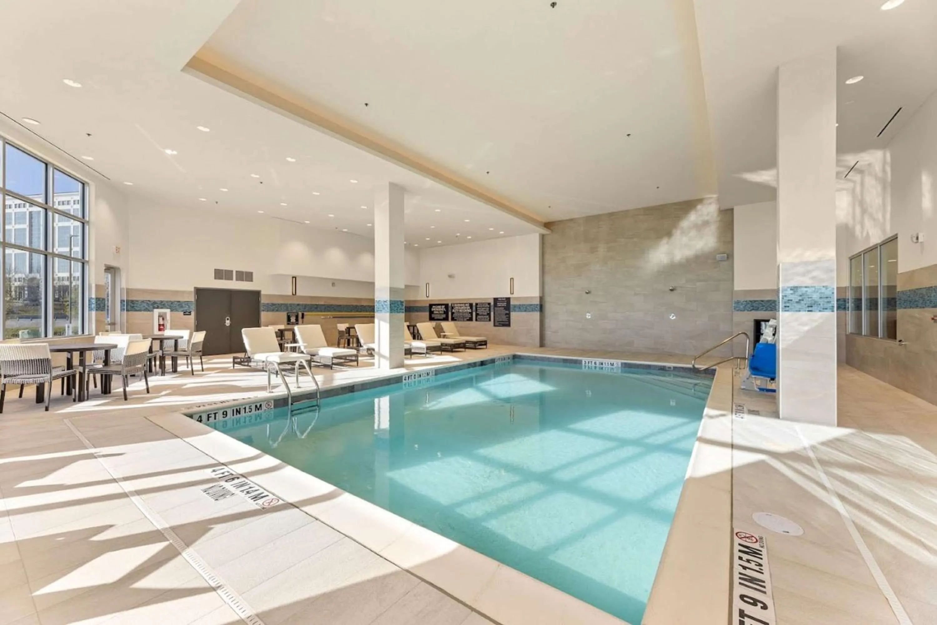 Swimming pool in Embassy Suites By Hilton Irving Las Colinas