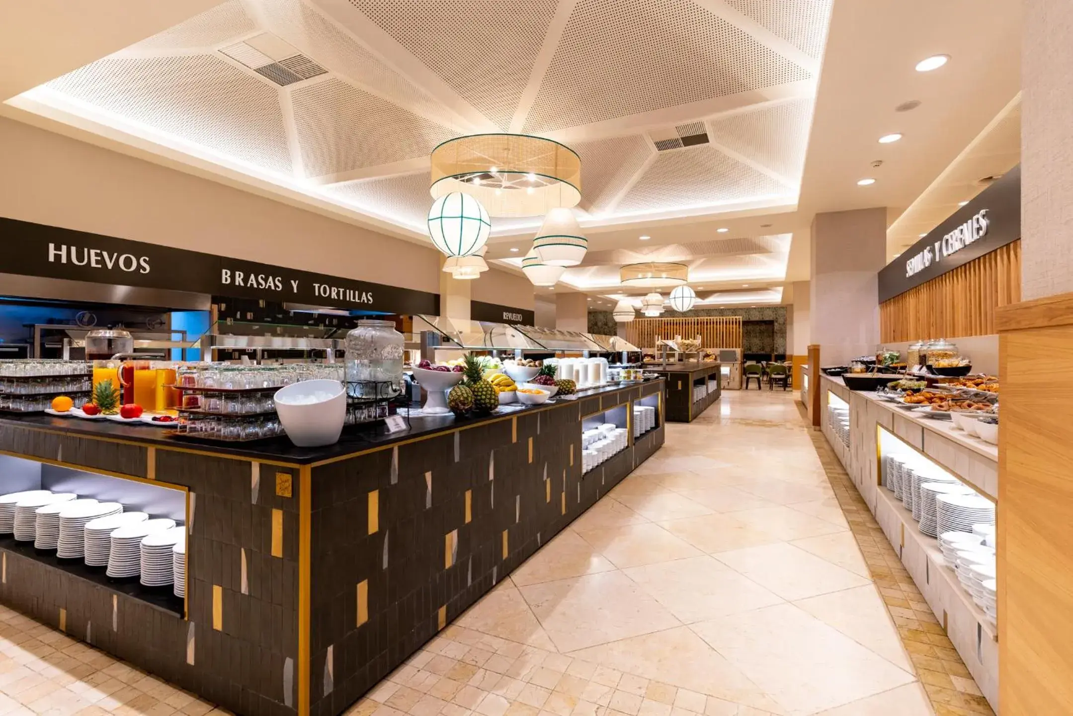 Restaurant/places to eat in Puerto Antilla Grand Hotel Restaurant/places to eat in Puerto Antilla Grand Hotel