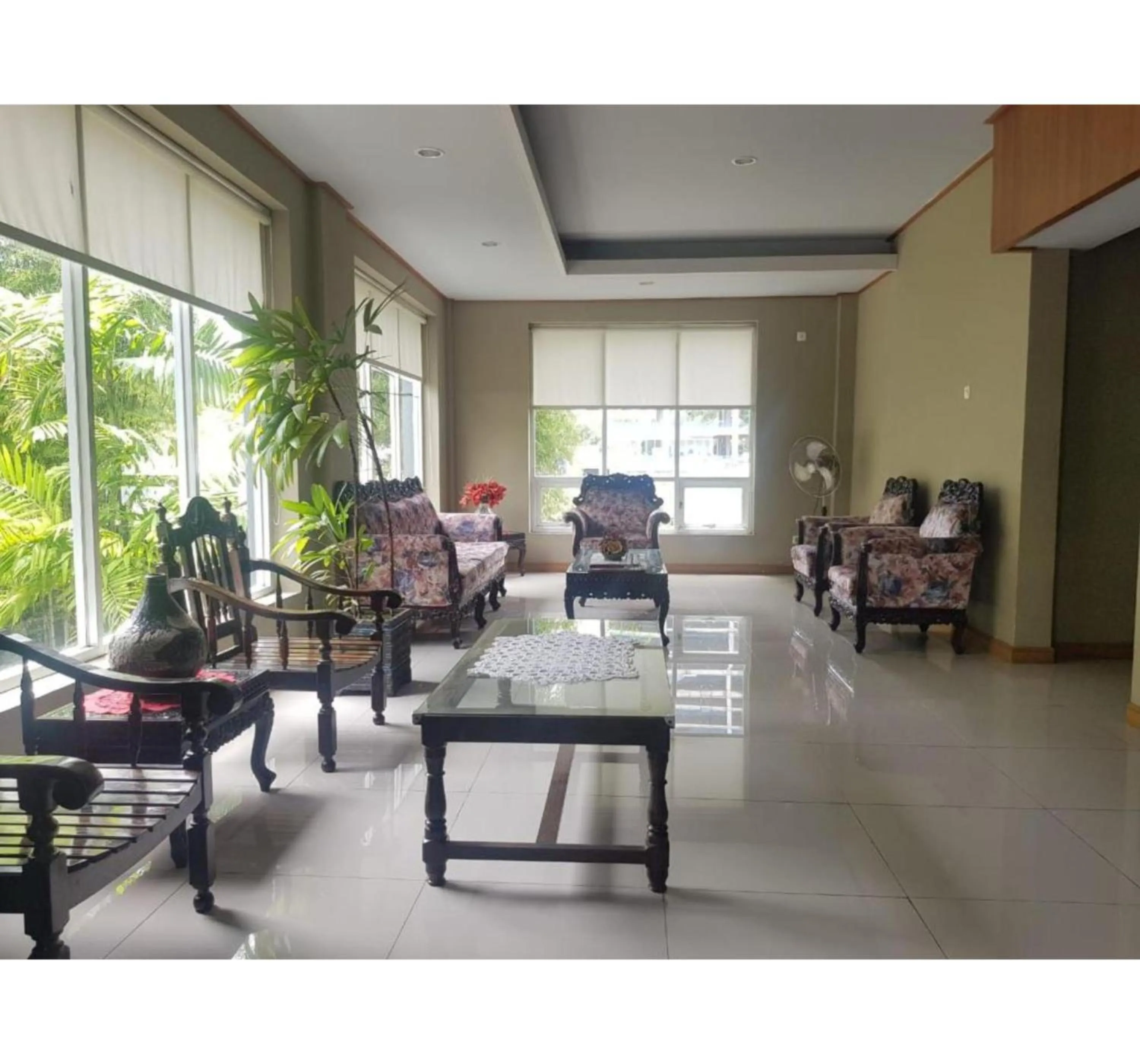 Seating area in Hotel O Subur