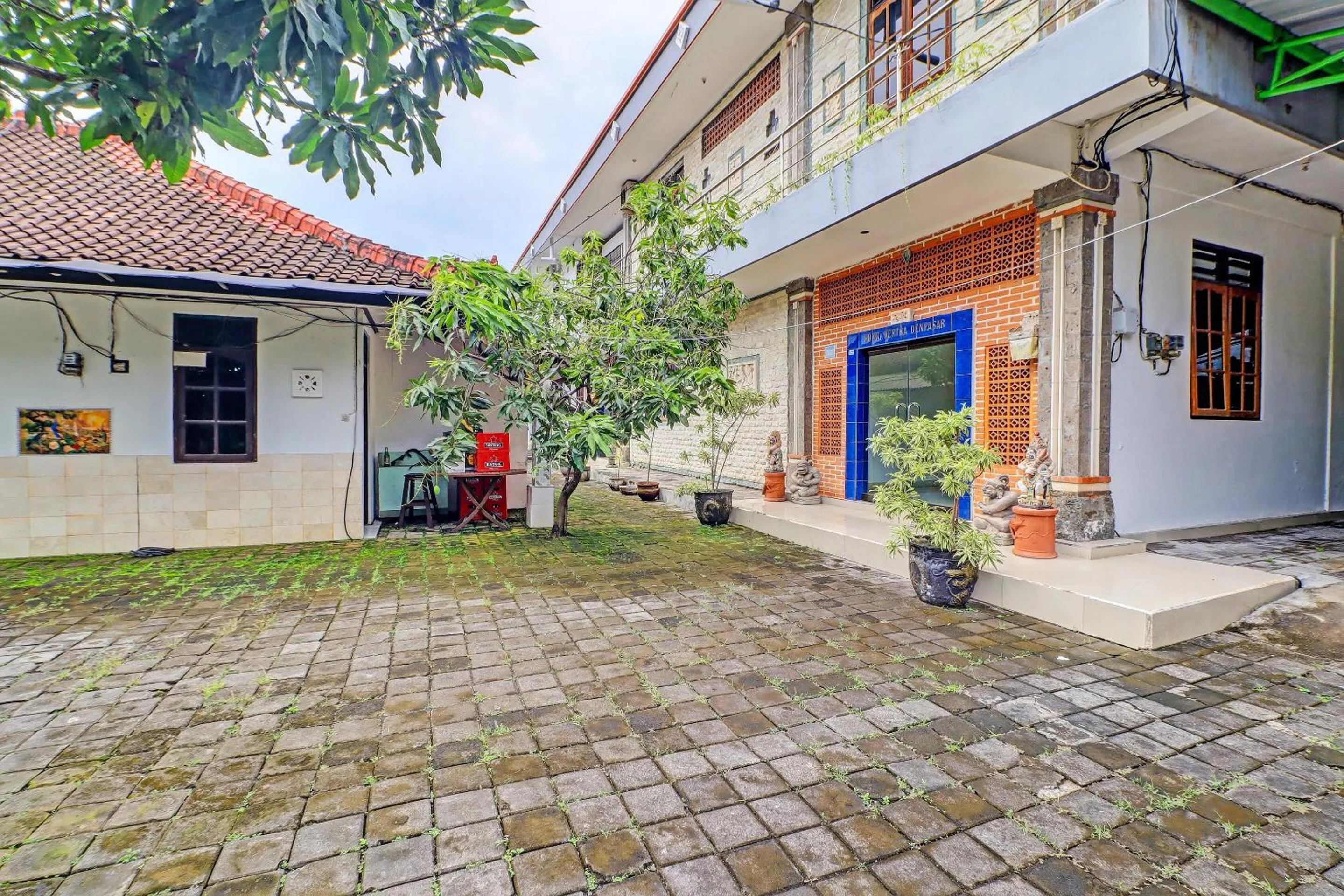 Facade/entrance in Capital O 92094 Hotel Kertha