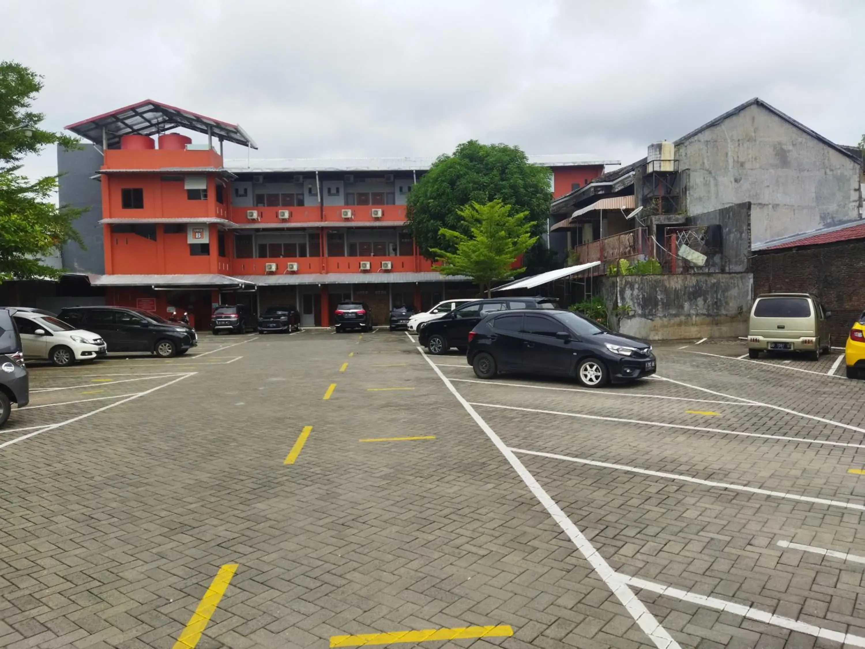 Facade/entrance in Hotel O Kost Orange Syariah Facade/entrance in Hotel O Kost Orange Syariah
