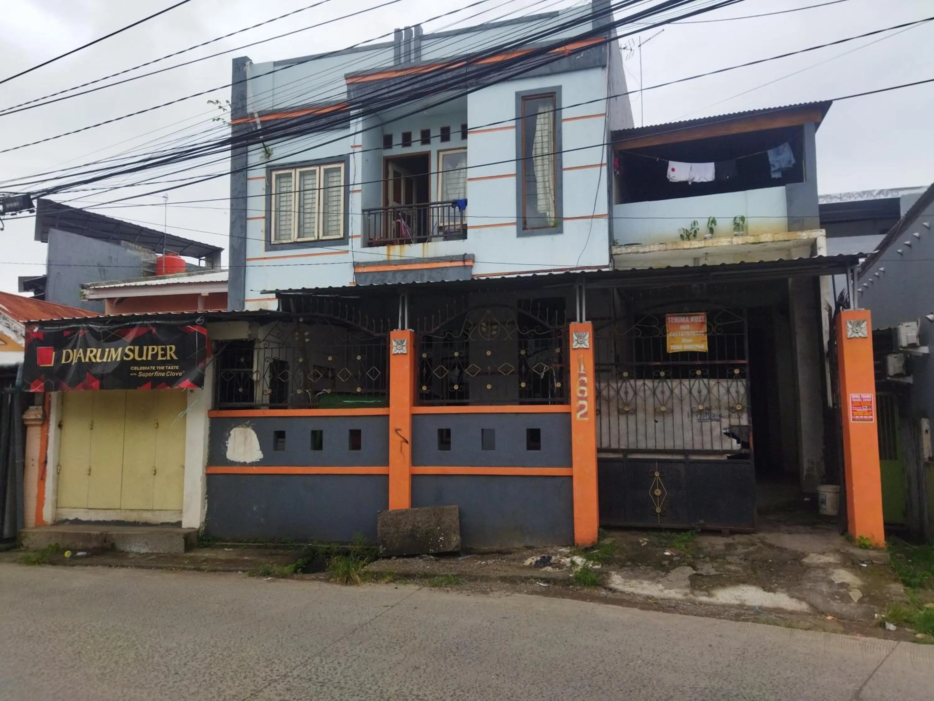 Facade/entrance in Hotel O Kost Biru