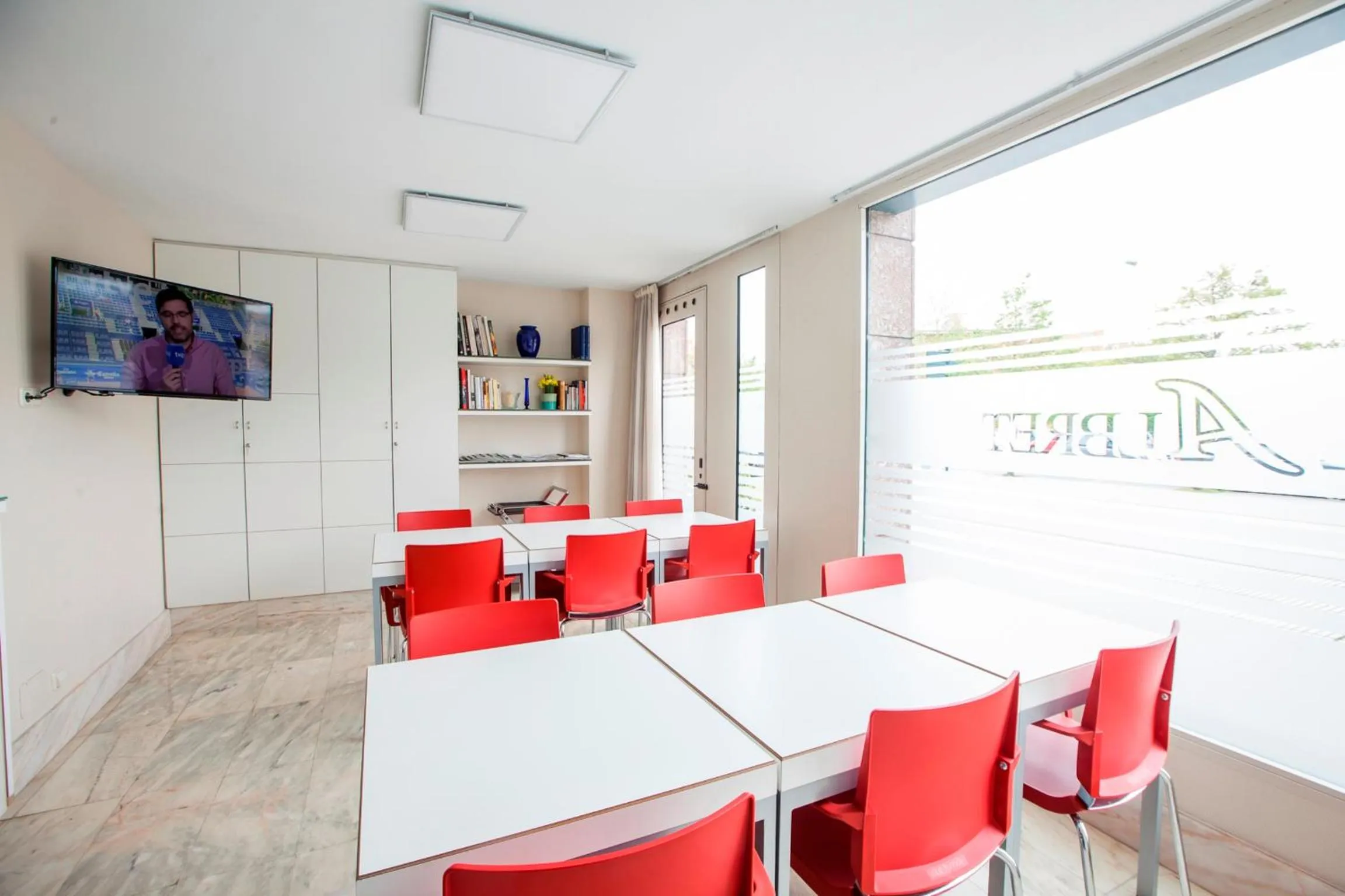 Communal lounge/ TV room in Hotel Albret