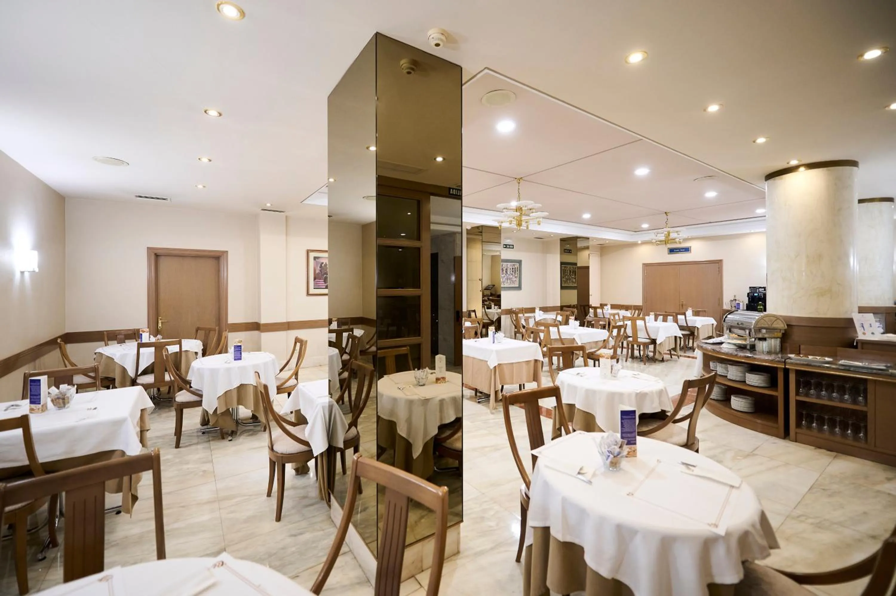 Restaurant/places to eat in Hotel Albret