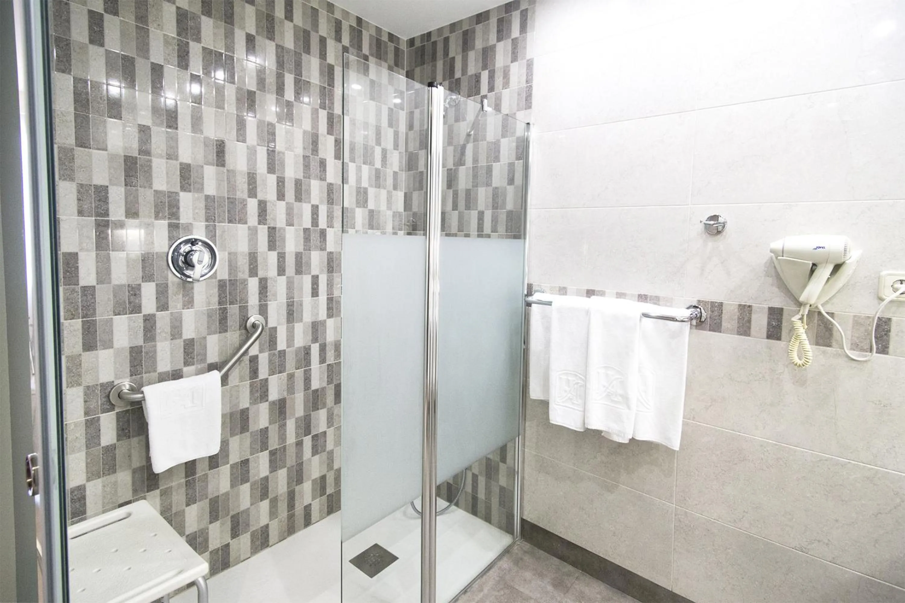 Shower in Hotel Albret