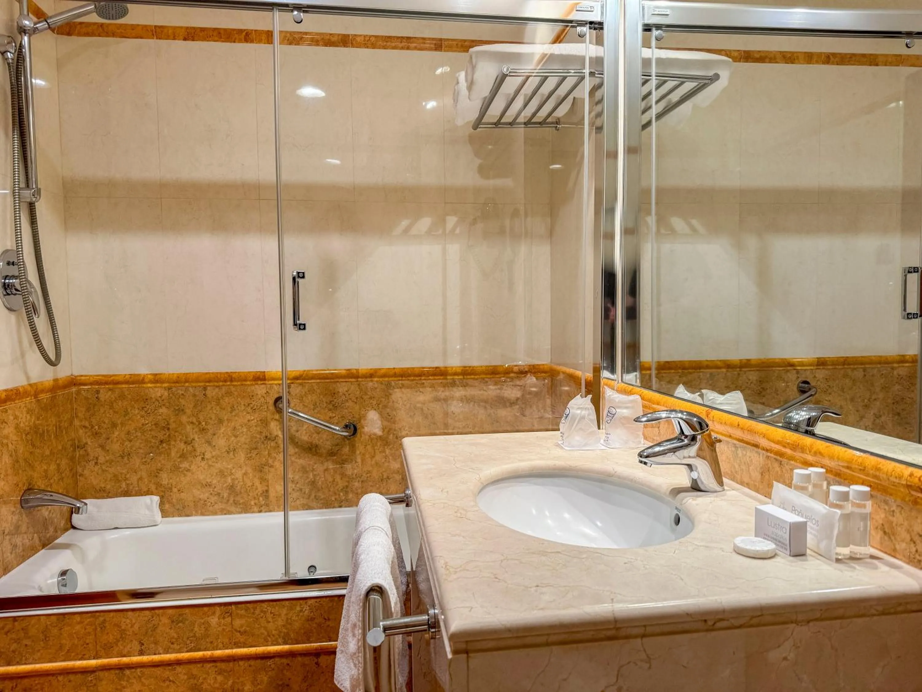 Bathroom in Nuevo Torreluz