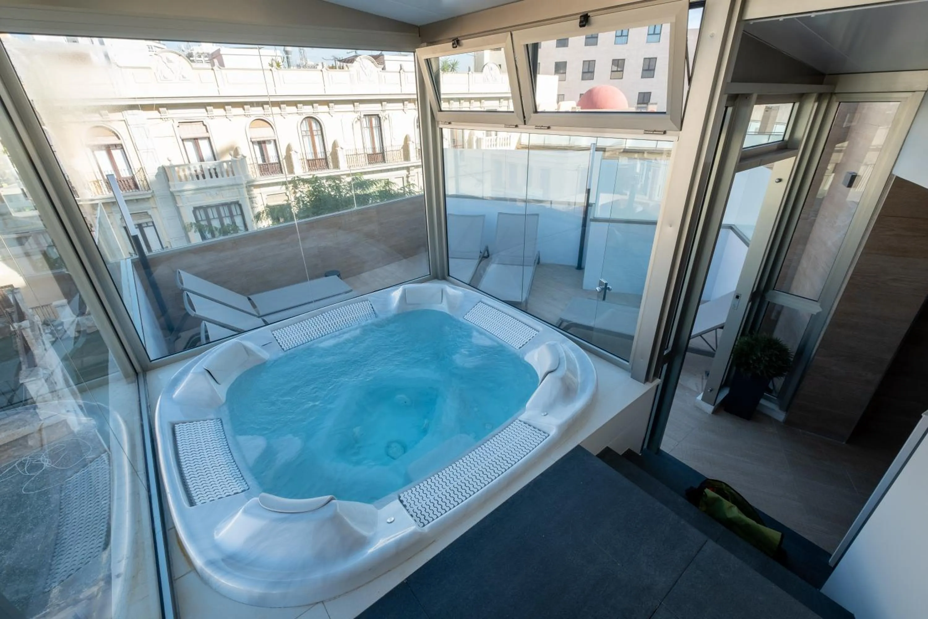 Hot Tub in Nuevo Torreluz