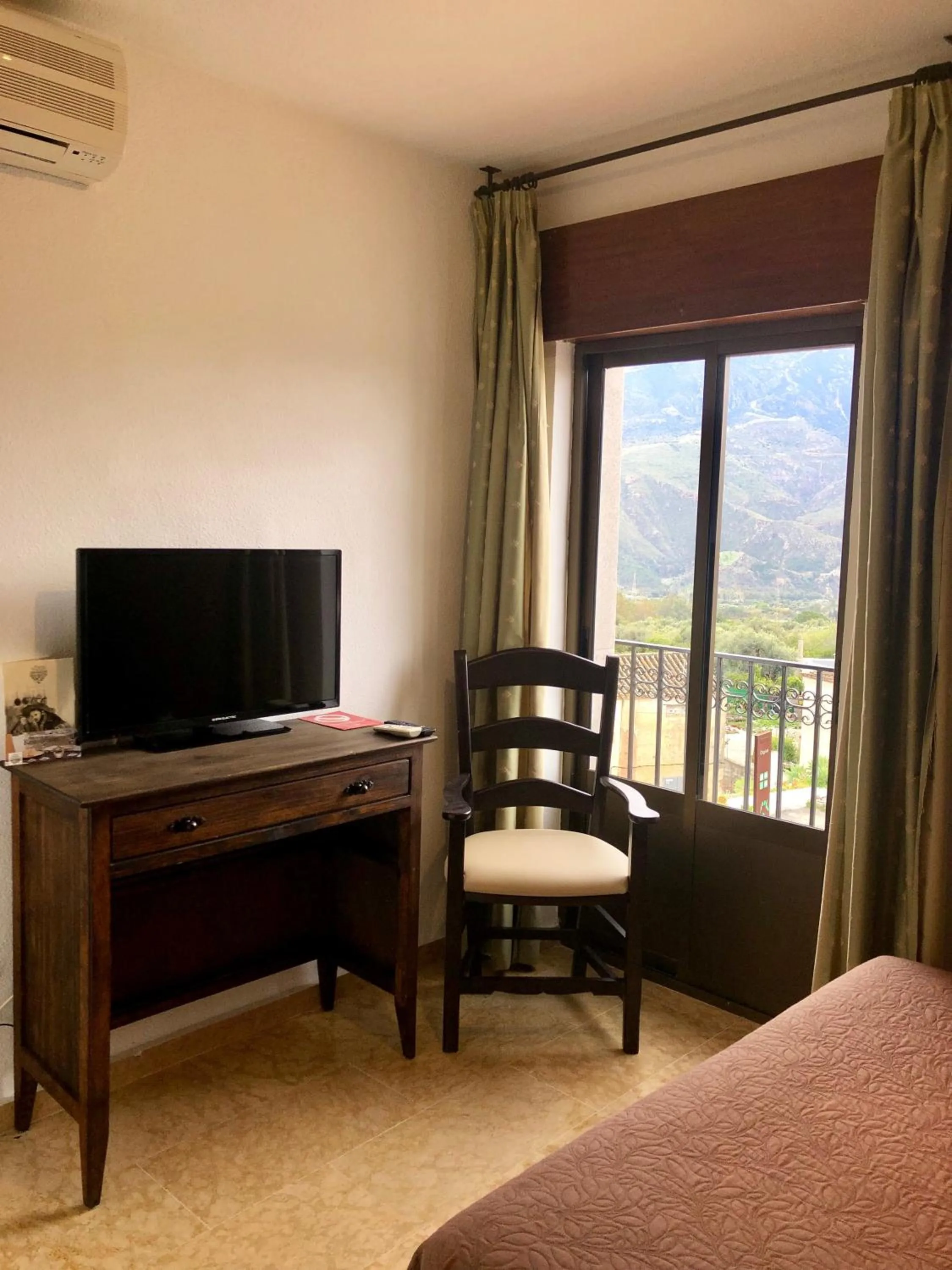 Mountain view, Bed in Hotel Puerta Nazarí