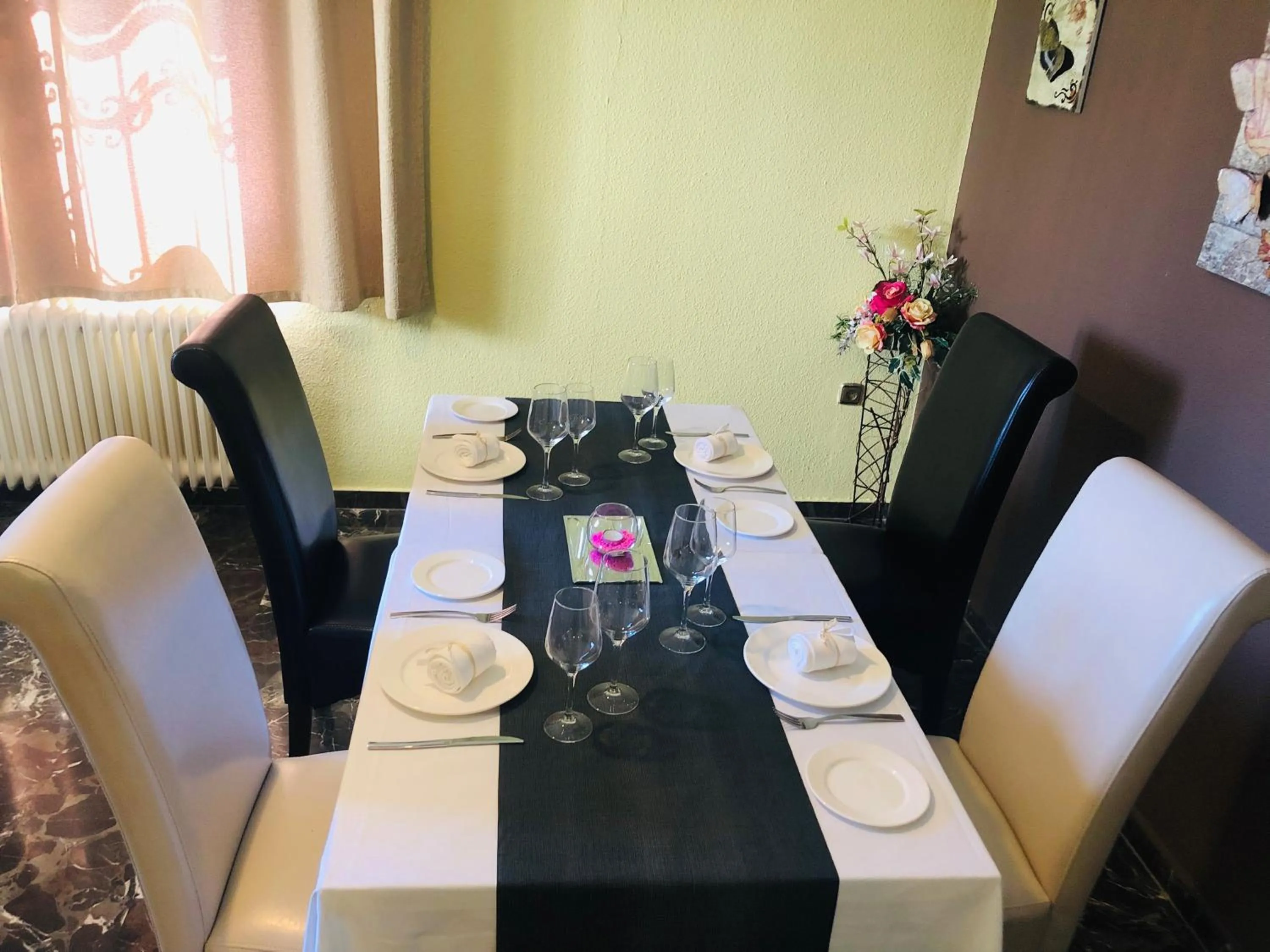 Restaurant/places to eat in Hotel Puerta Nazarí