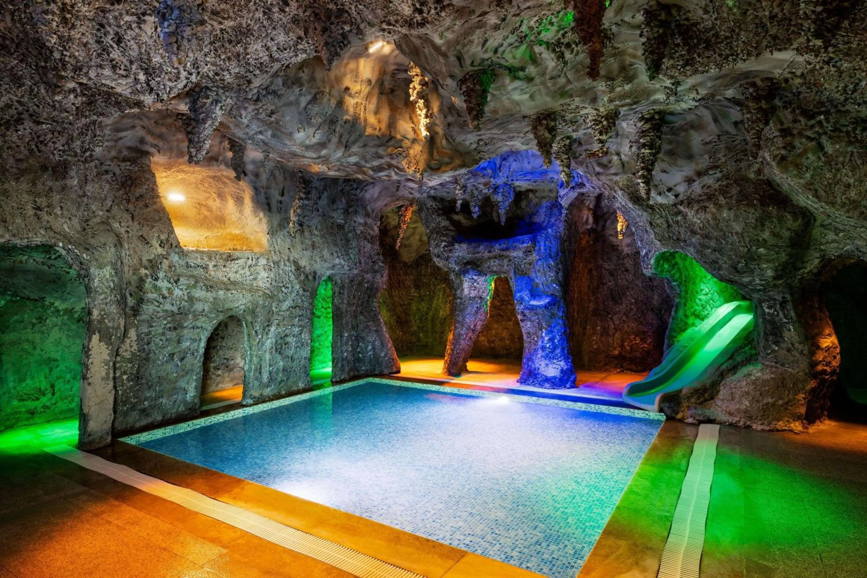 Swimming pool in Wyndham Afyonkarahisar Thermal&Spa