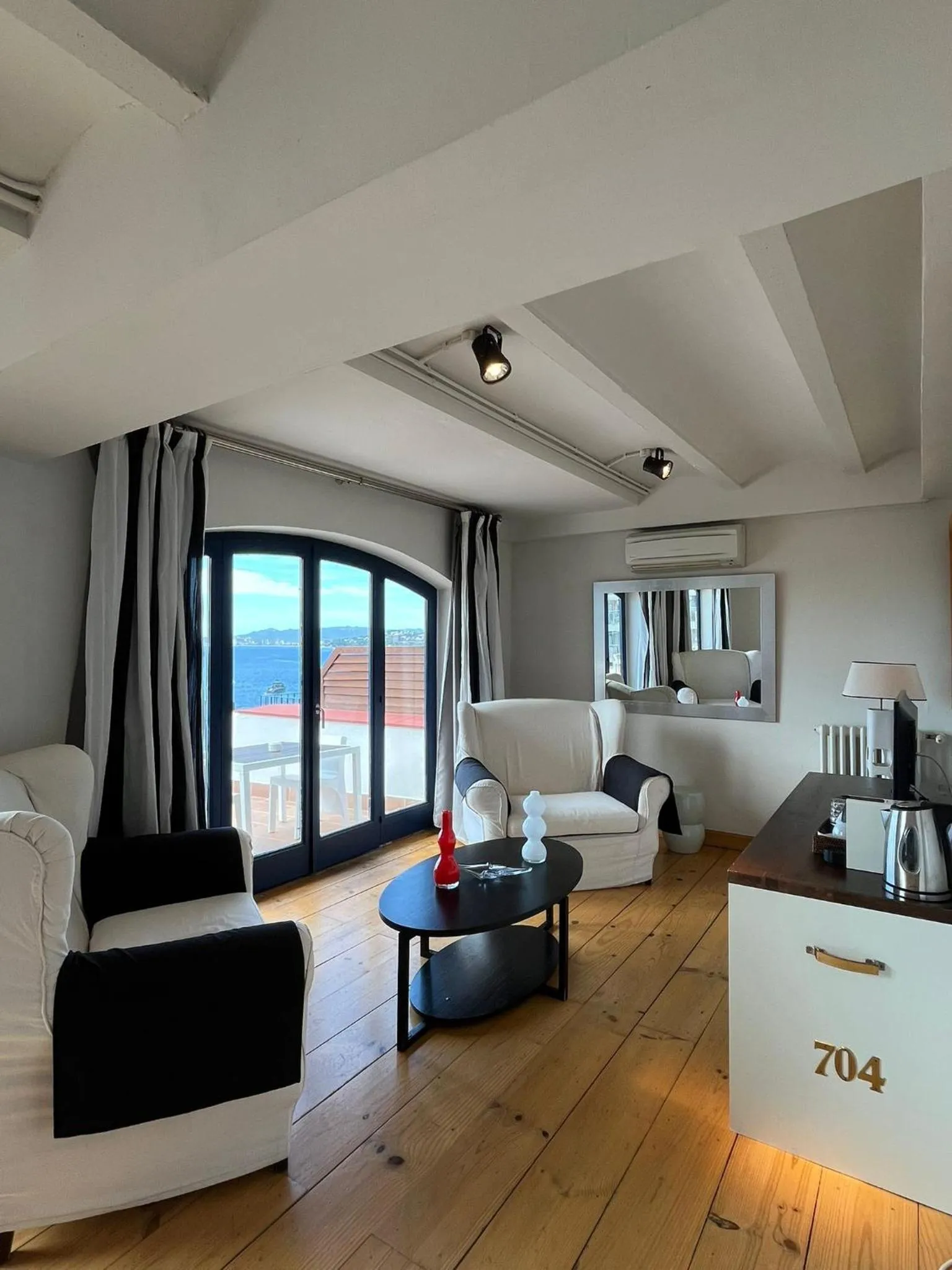 Property building, Bed in Hotel Trias