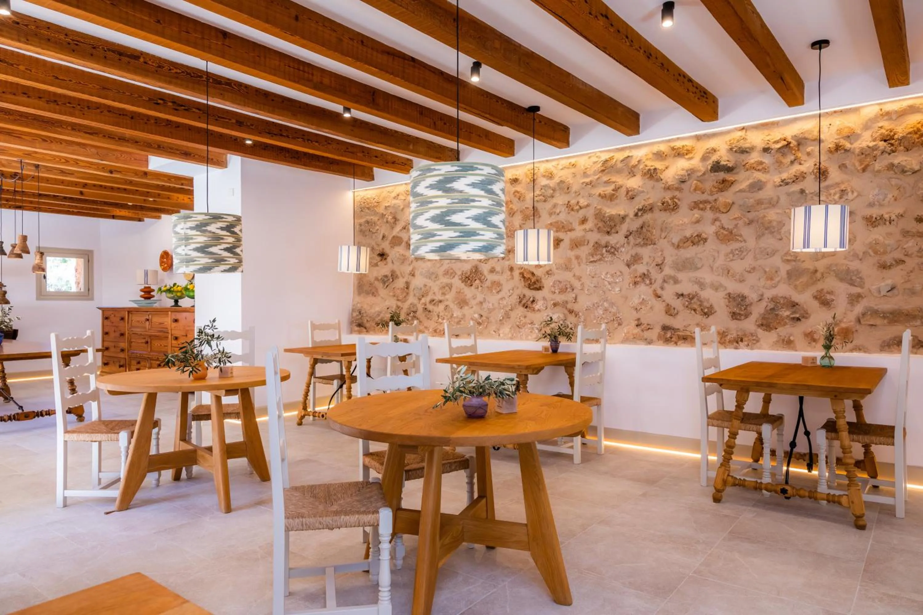 Restaurant/places to eat in Finca Albellons