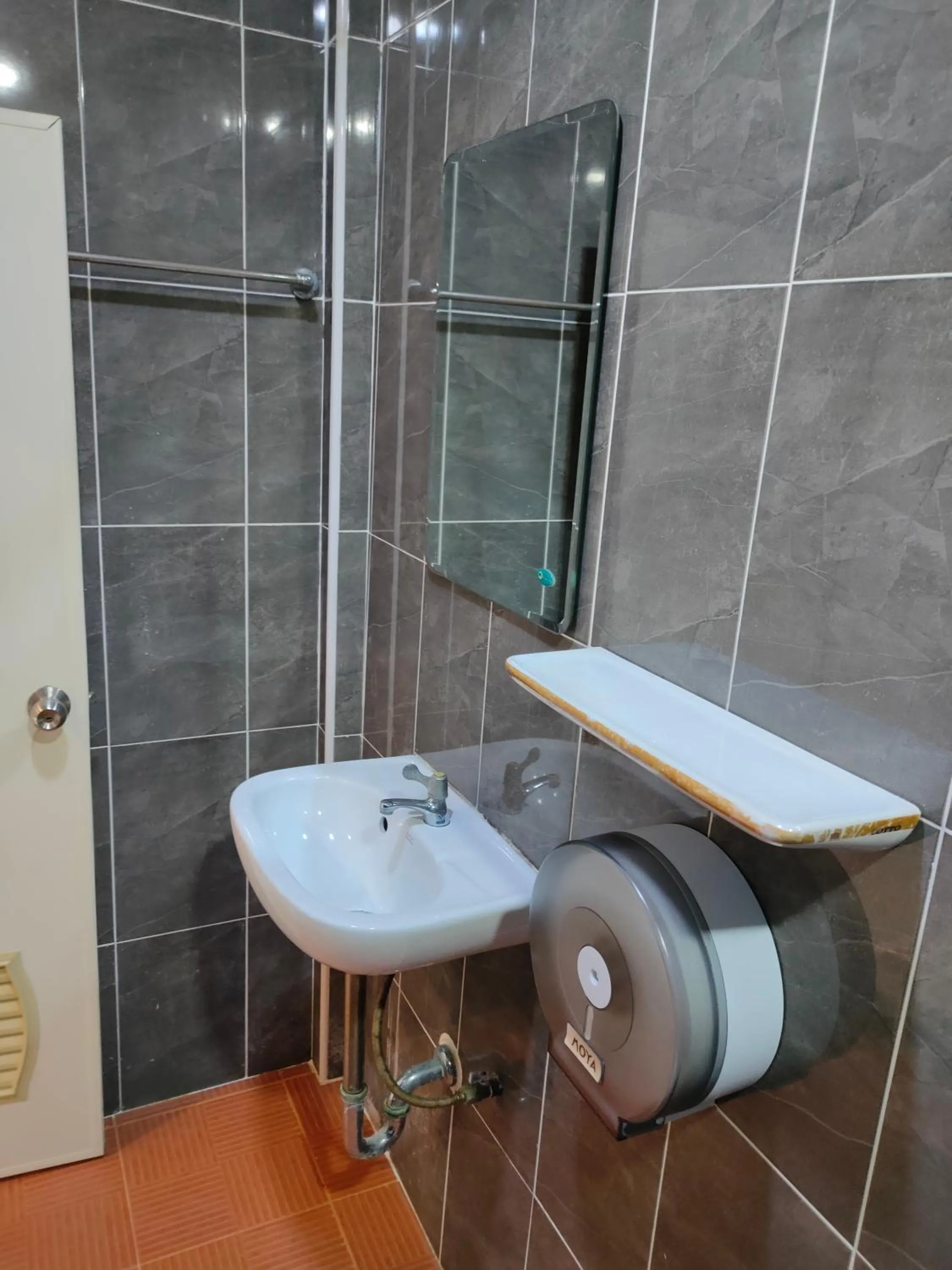 Bathroom in Blue Moon House - A budget hostel for easy travellers