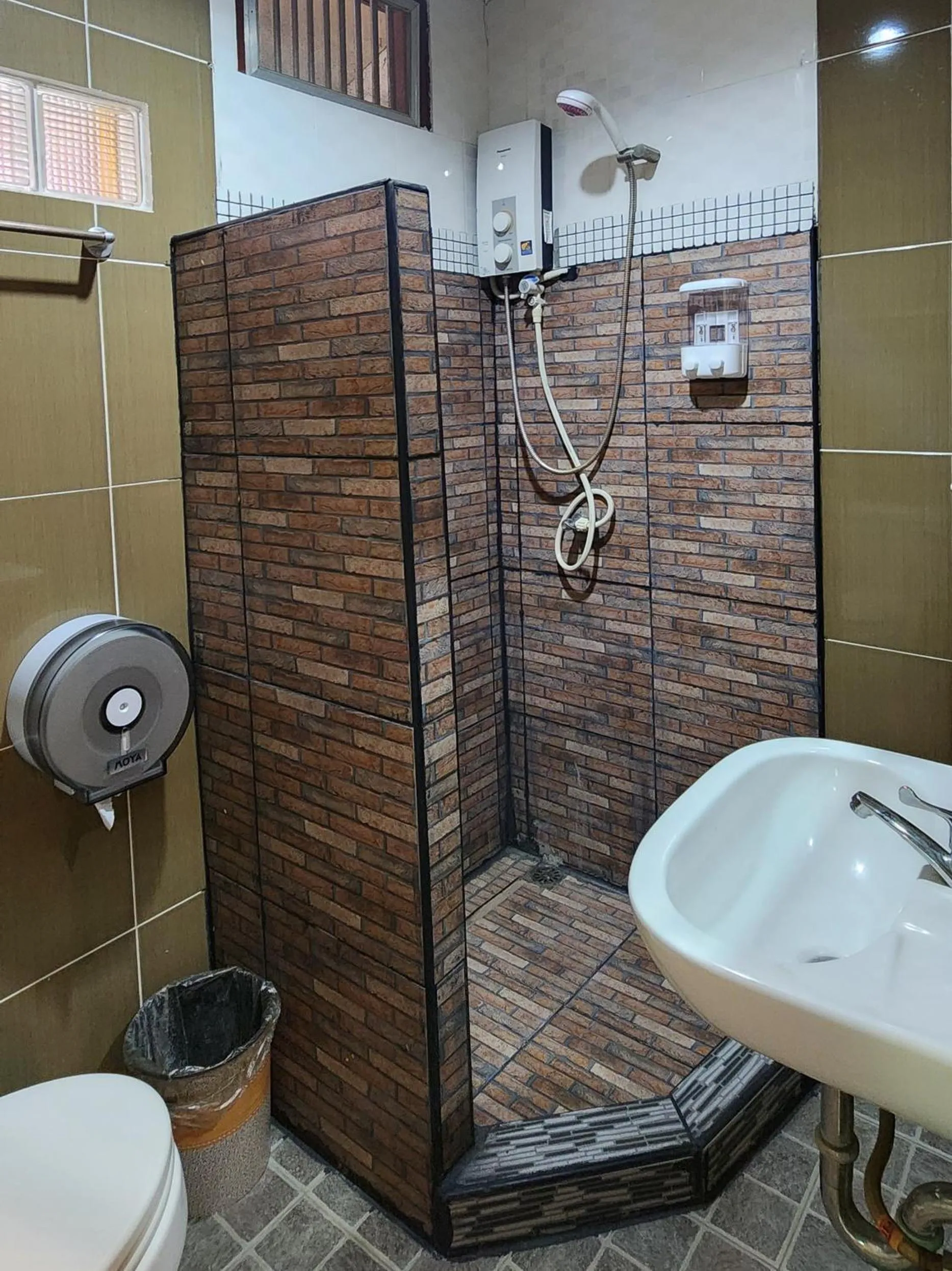 Shower in Blue Moon House - A budget hostel for easy travellers