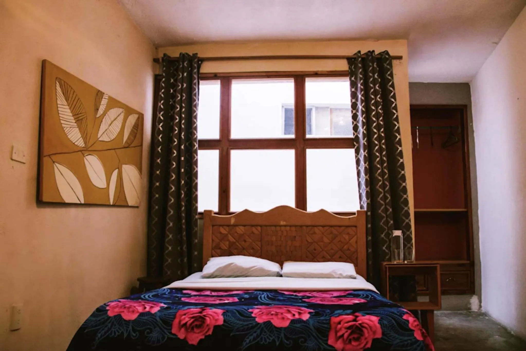 Photo of the whole room, Bed in Casa Satoshi