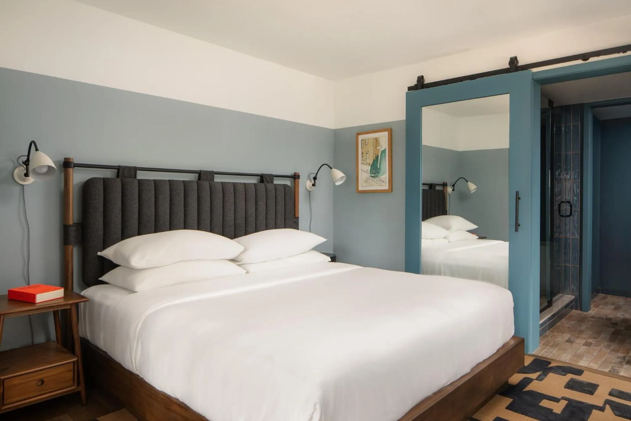 Photo of the whole room in The Junto Hotel