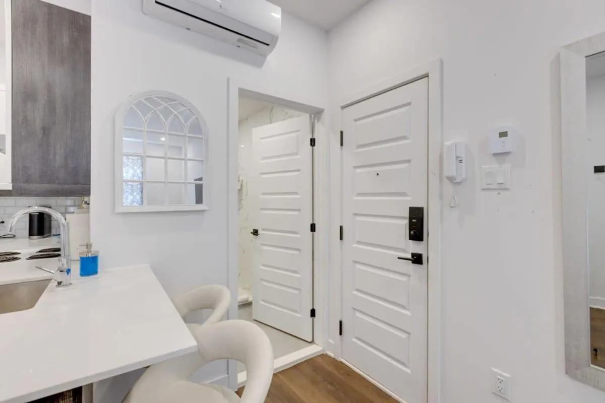 M11 Upscale Studio wQueen Bed AC Prime Location