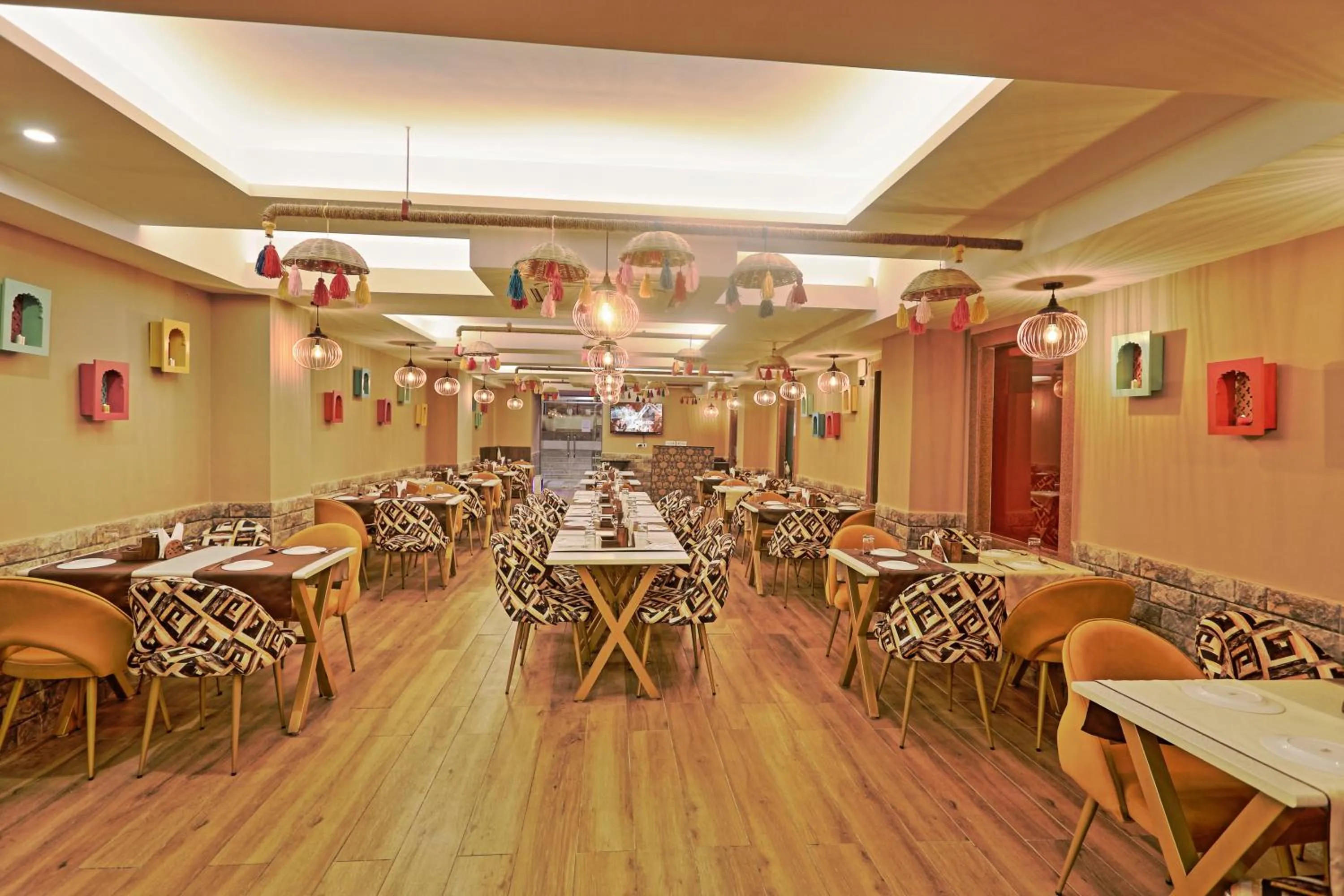 Restaurant/places to eat in Hotel Cardinal Oxmo Delhi Airport