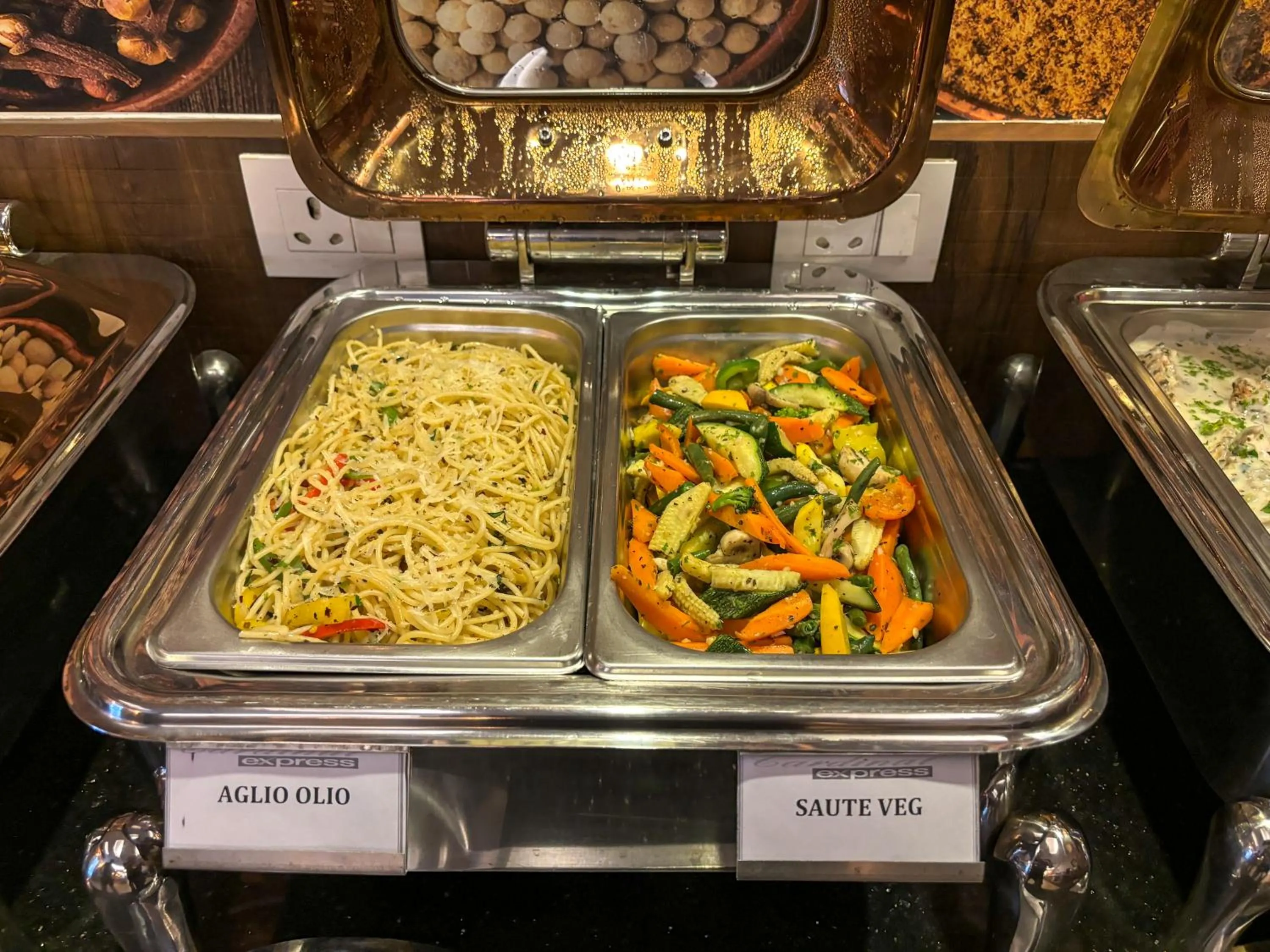 Food and drinks in Hotel Cardinal Oxmo Delhi Airport