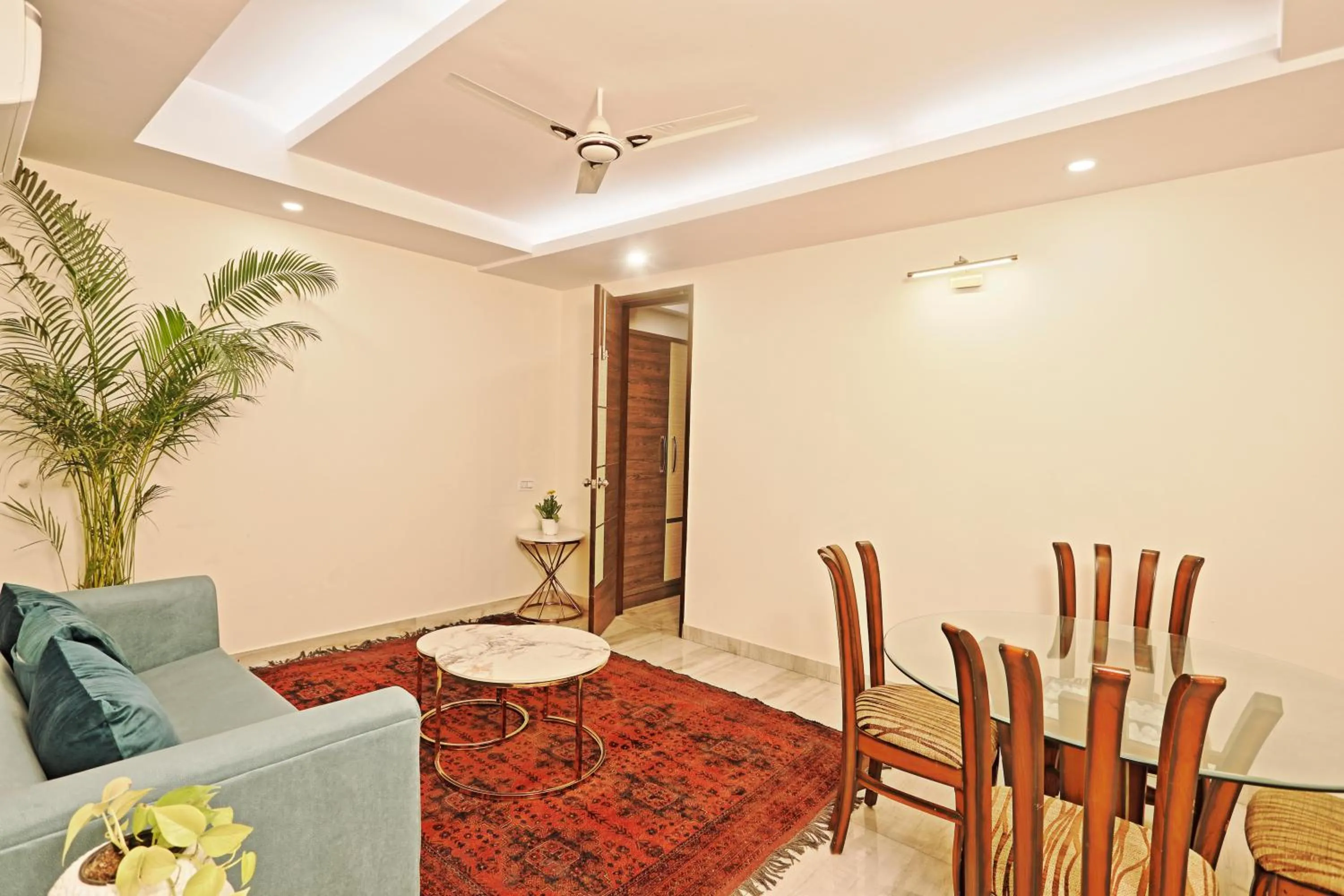 Dining area in Hotel Cardinal Oxmo Delhi Airport