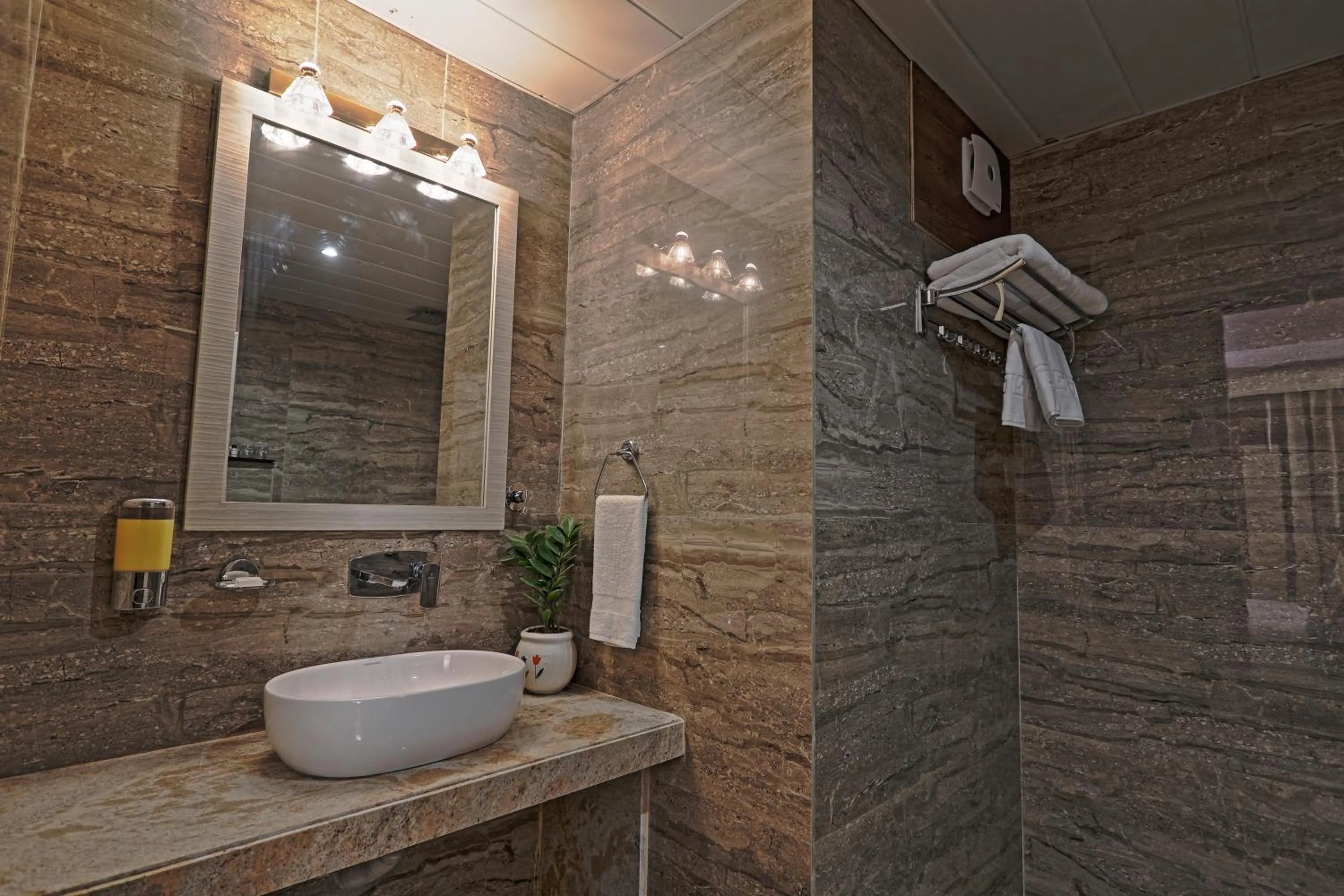 Bathroom in Hotel Cardinal Oxmo Delhi Airport